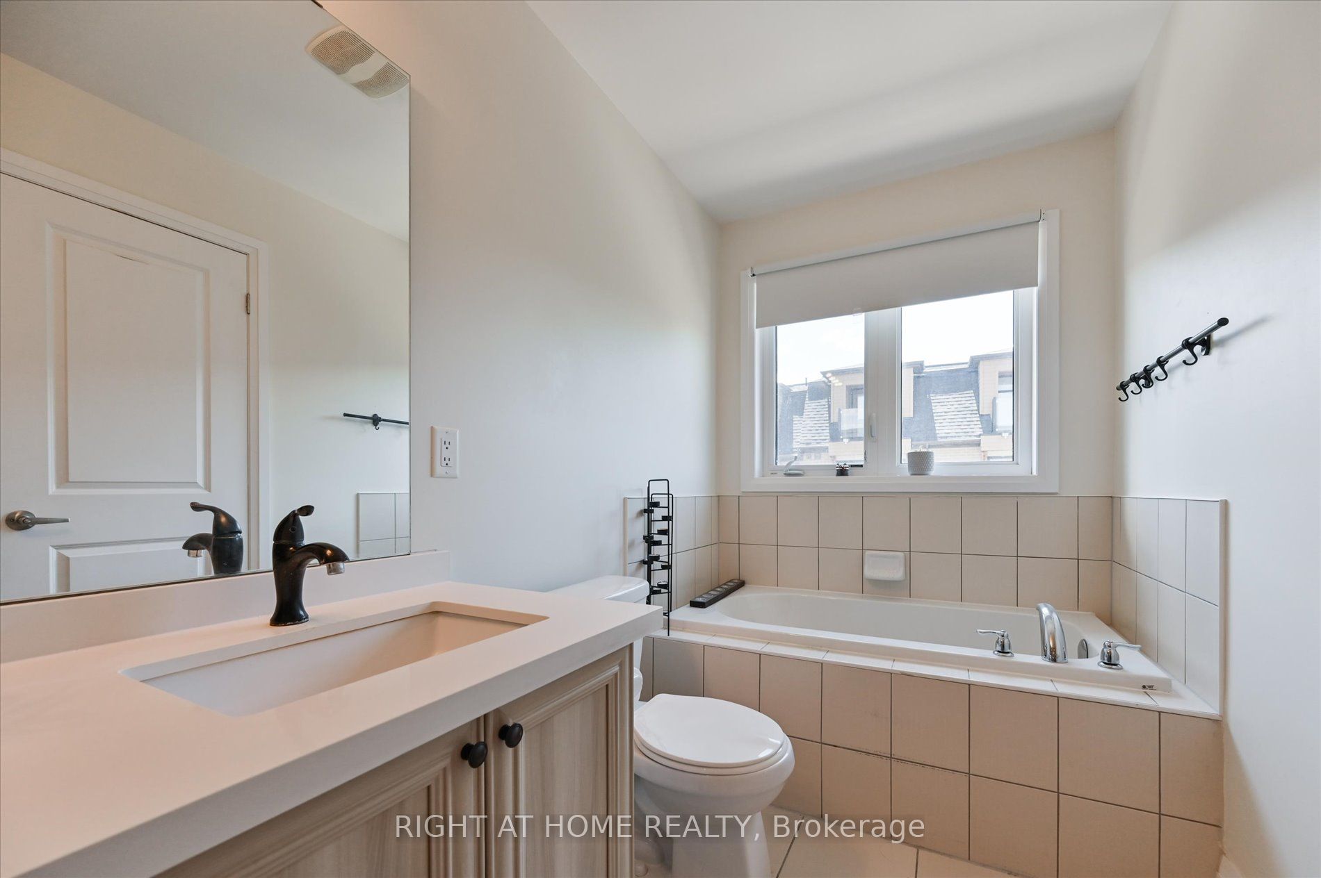 18 Kenneth Wood Crescent Property Photo 20