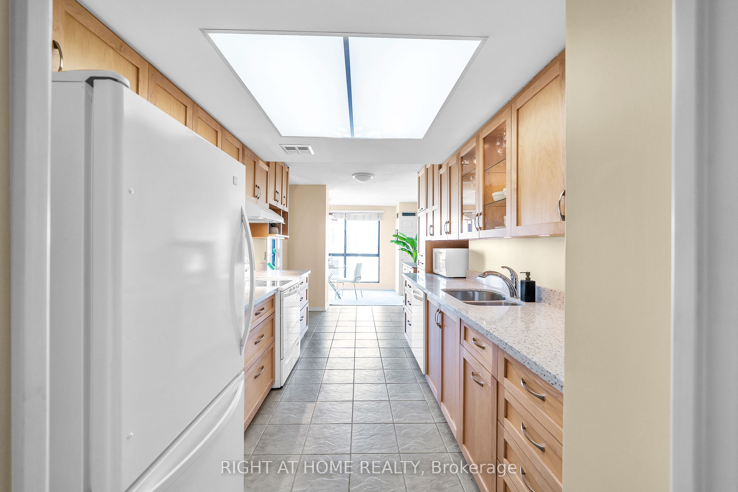 1 Concorde Place 1801 Property Photo 4