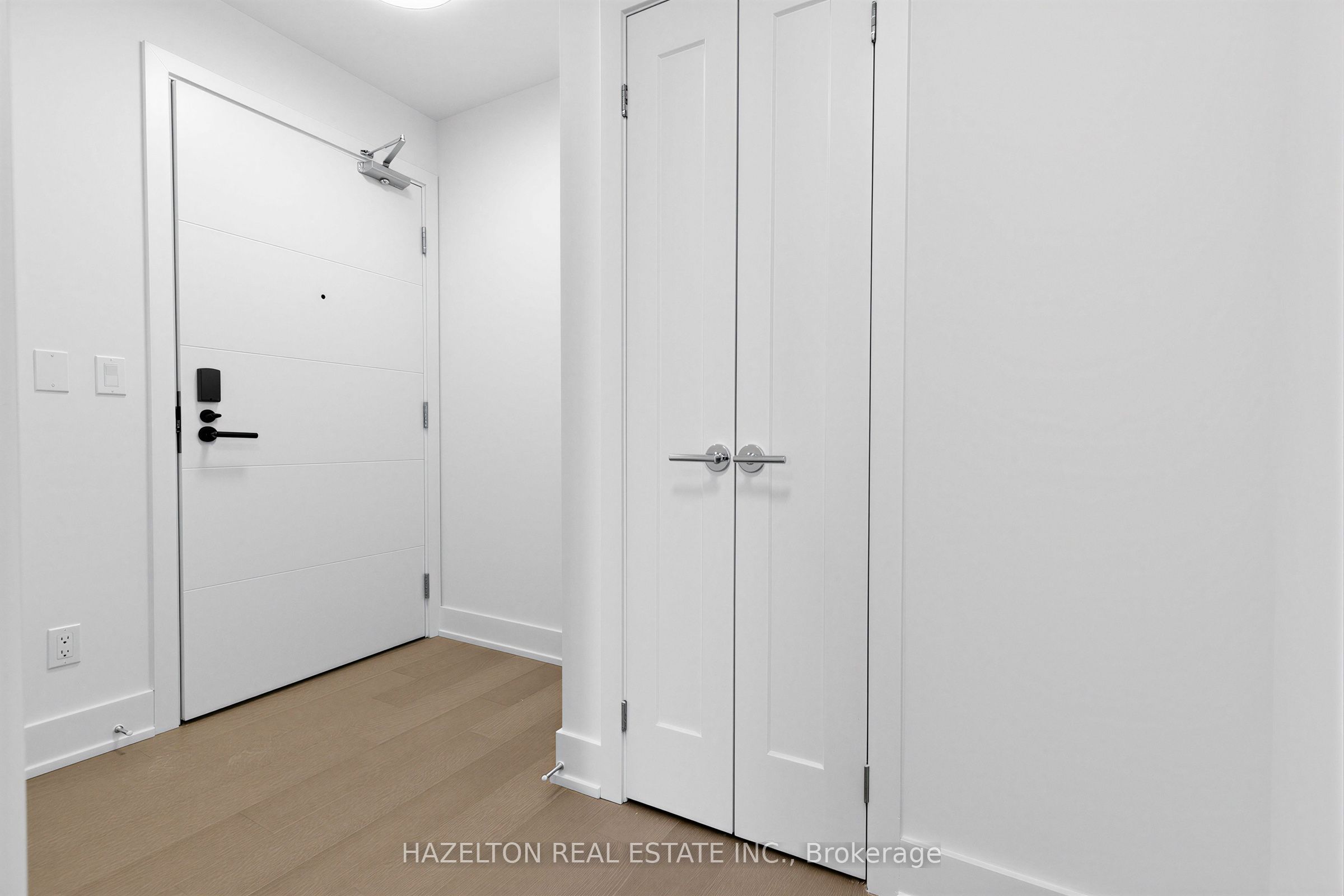 8 Manor Road W 705 Property Photo 4