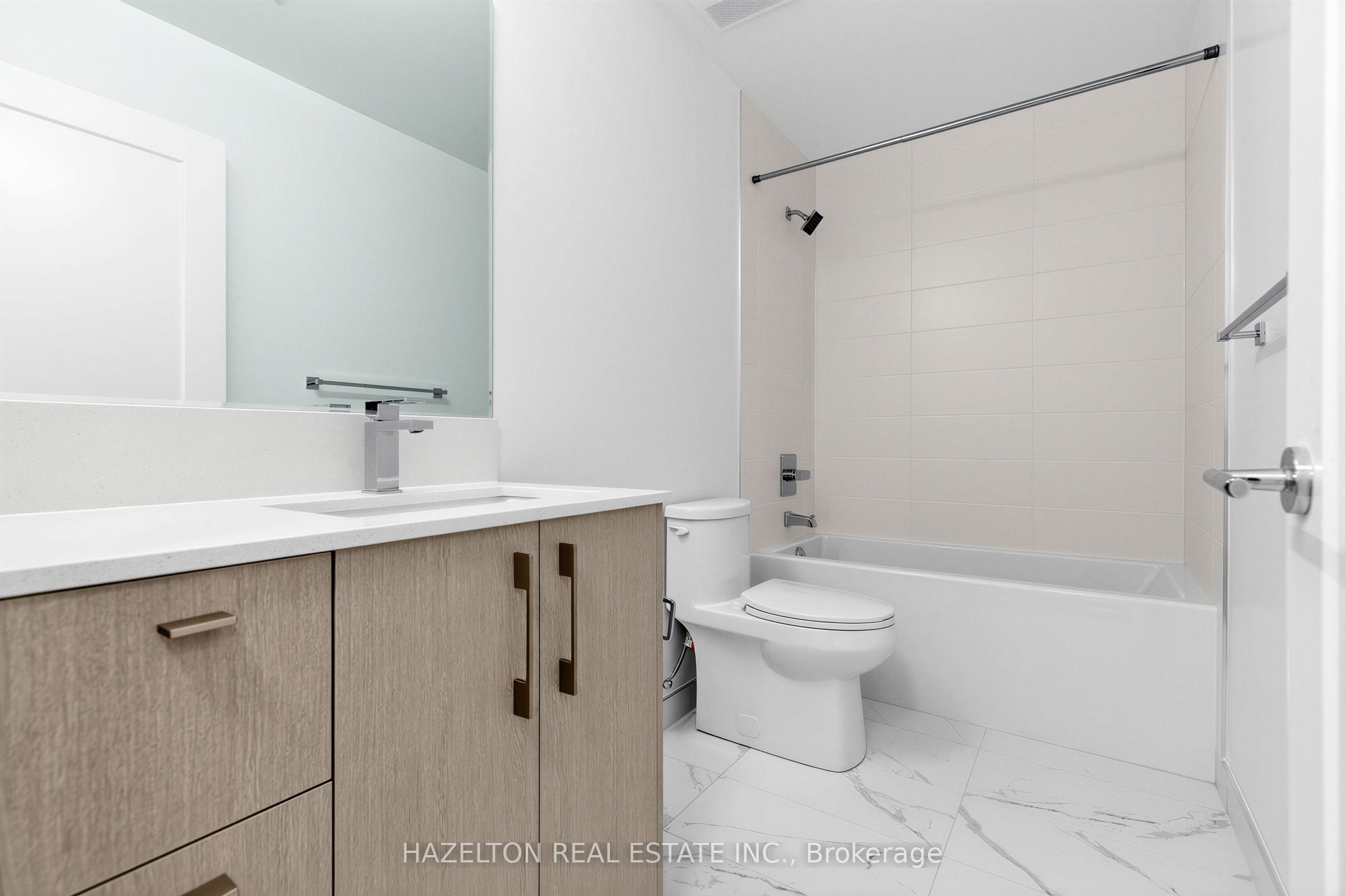 8 Manor Road W 705 Property Photo 6