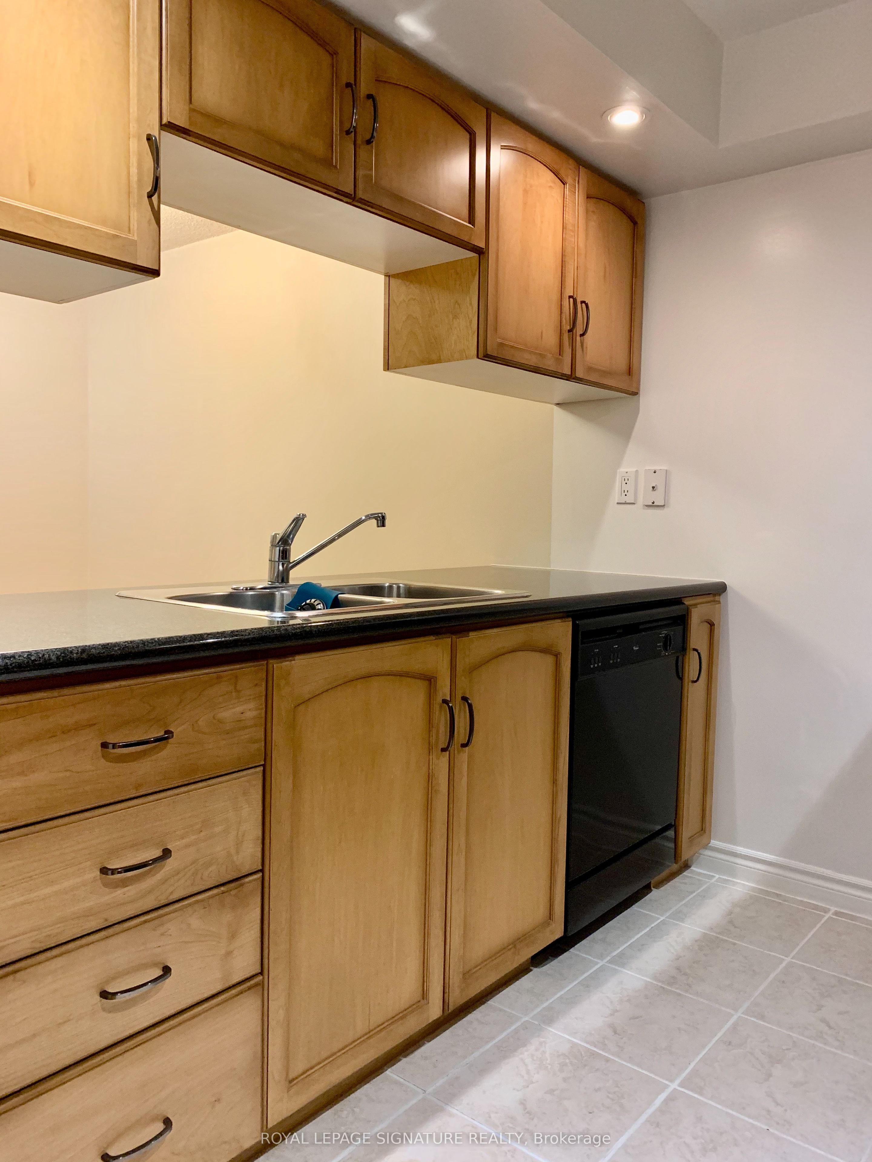 270 Wellington Street W 313 Property Photo 3