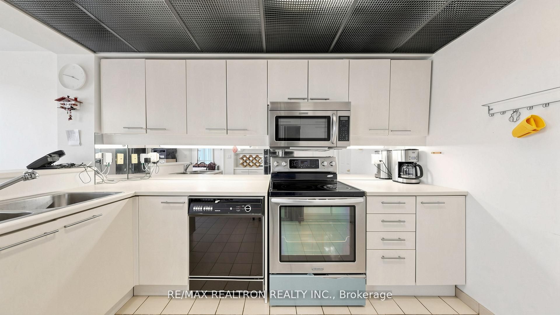 18 Hollywood Avenue 1707 Property Photo 18