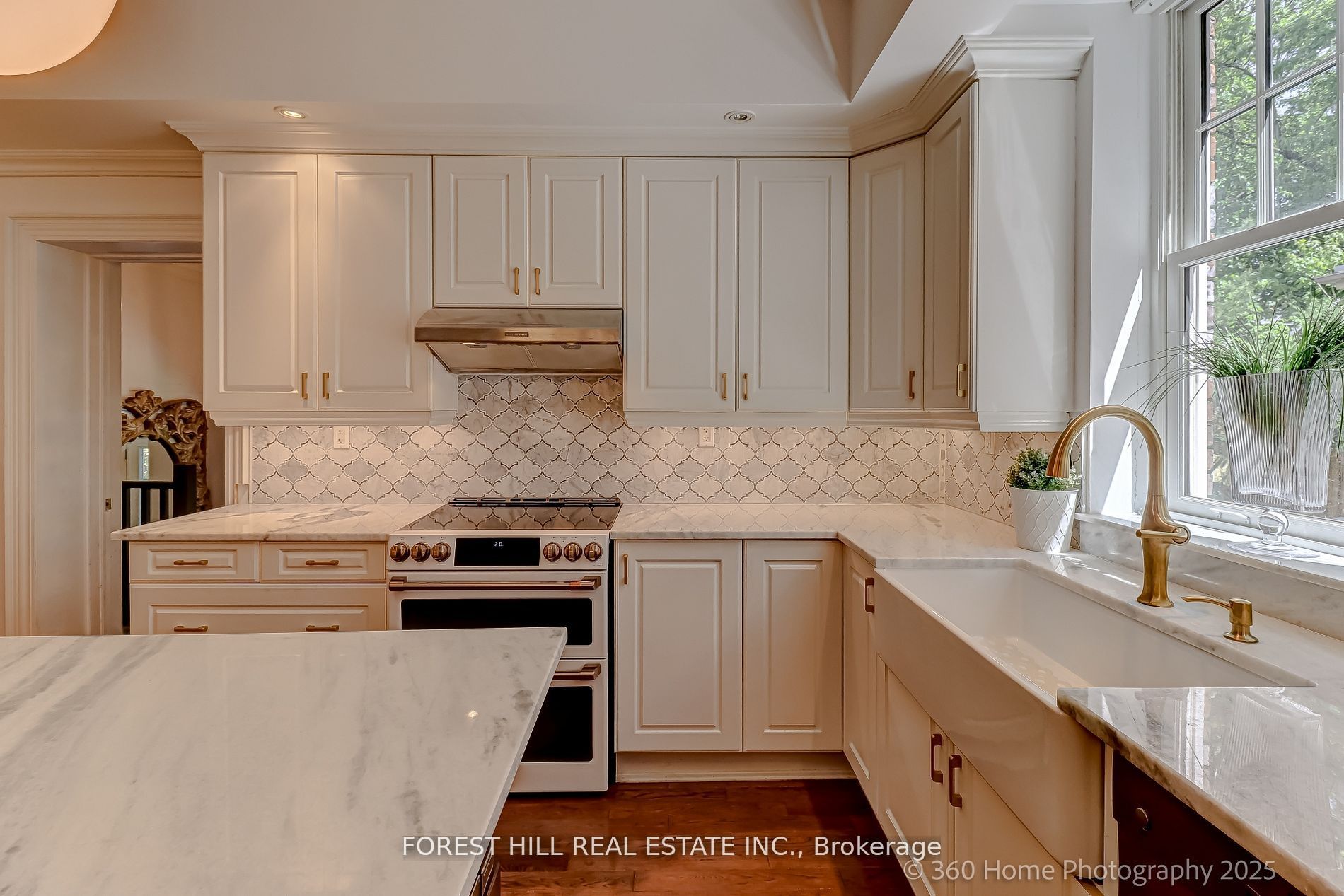 379 Huron Street Property Photo 10