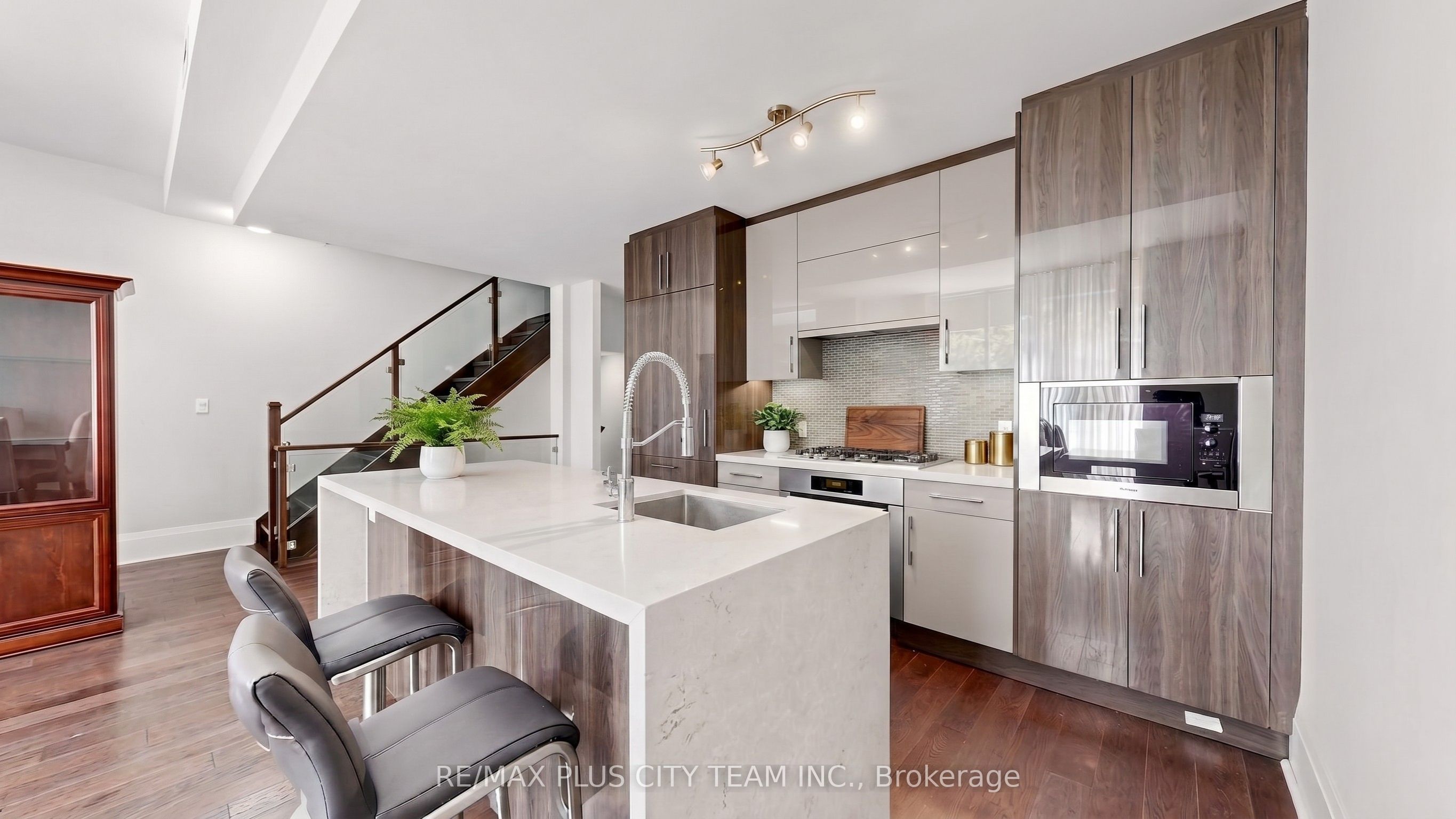 29 Queens Quay E Th122 Property Photo 4