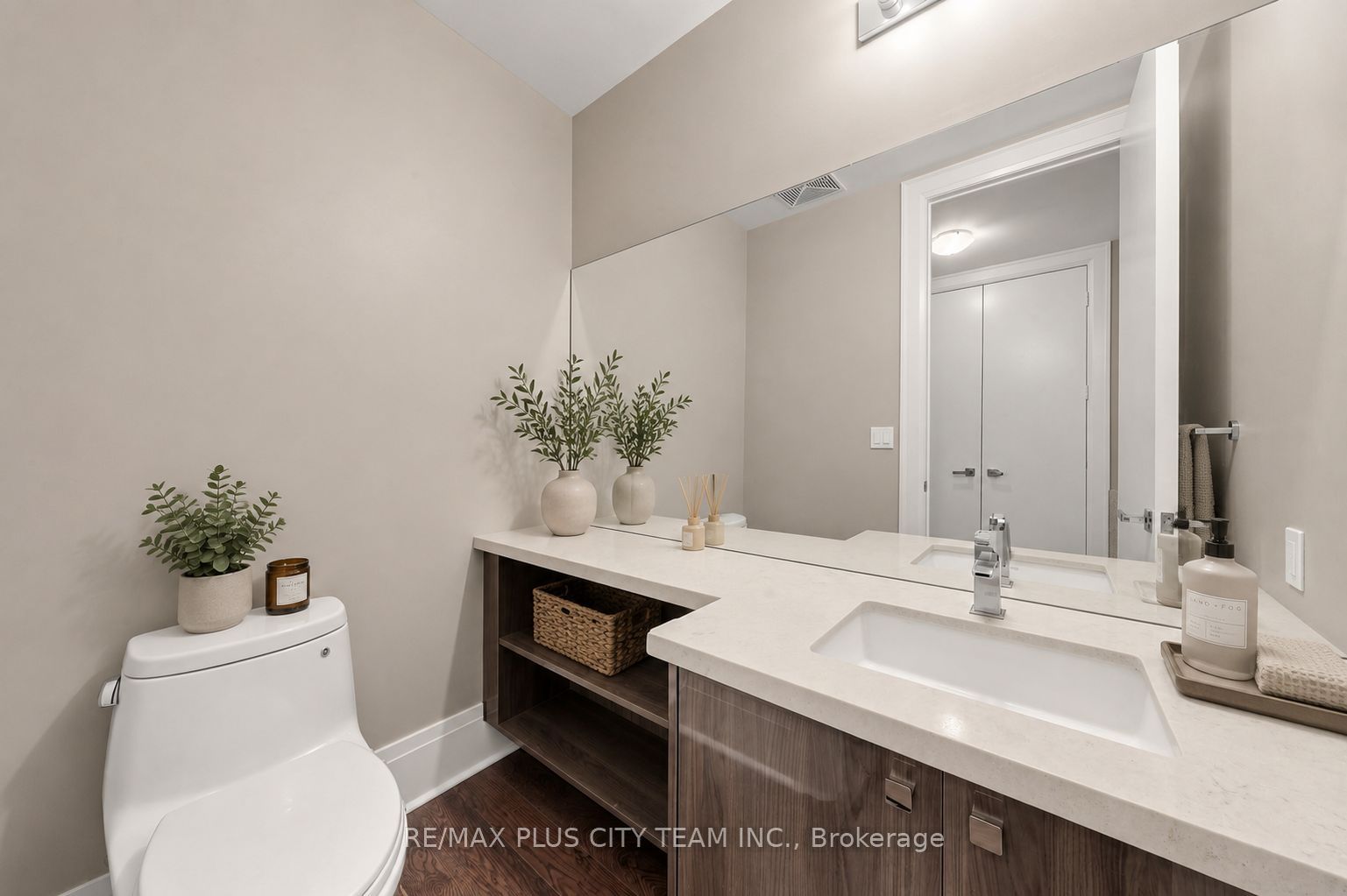 29 Queens Quay E Th122 Property Photo 6