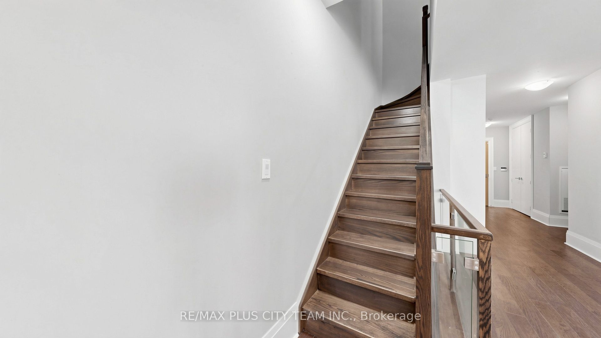29 Queens Quay E Th122 Property Photo 7
