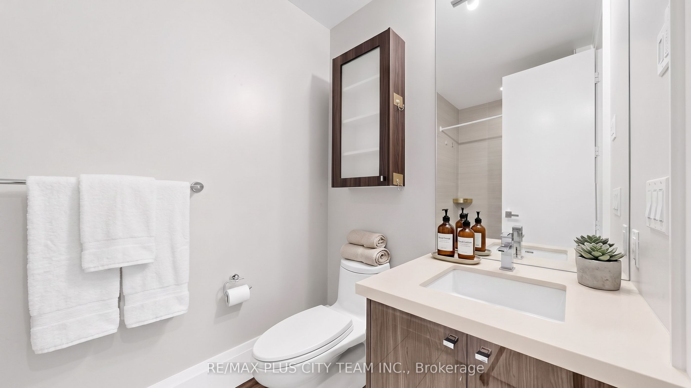 29 Queens Quay E Th122 Property Photo 10