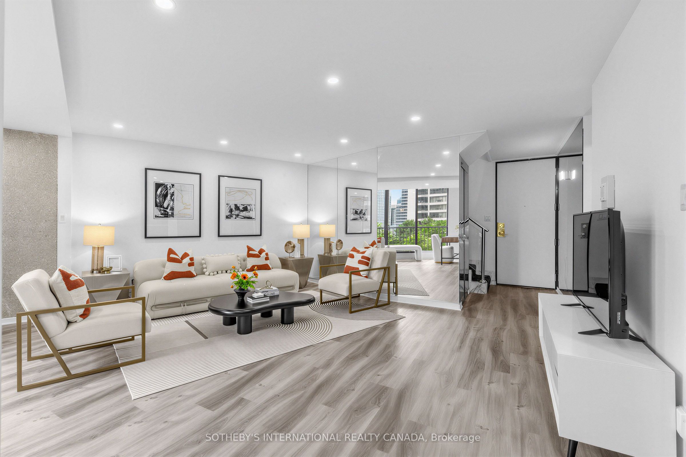 33 Harbour Square 1008 Property Photo 4
