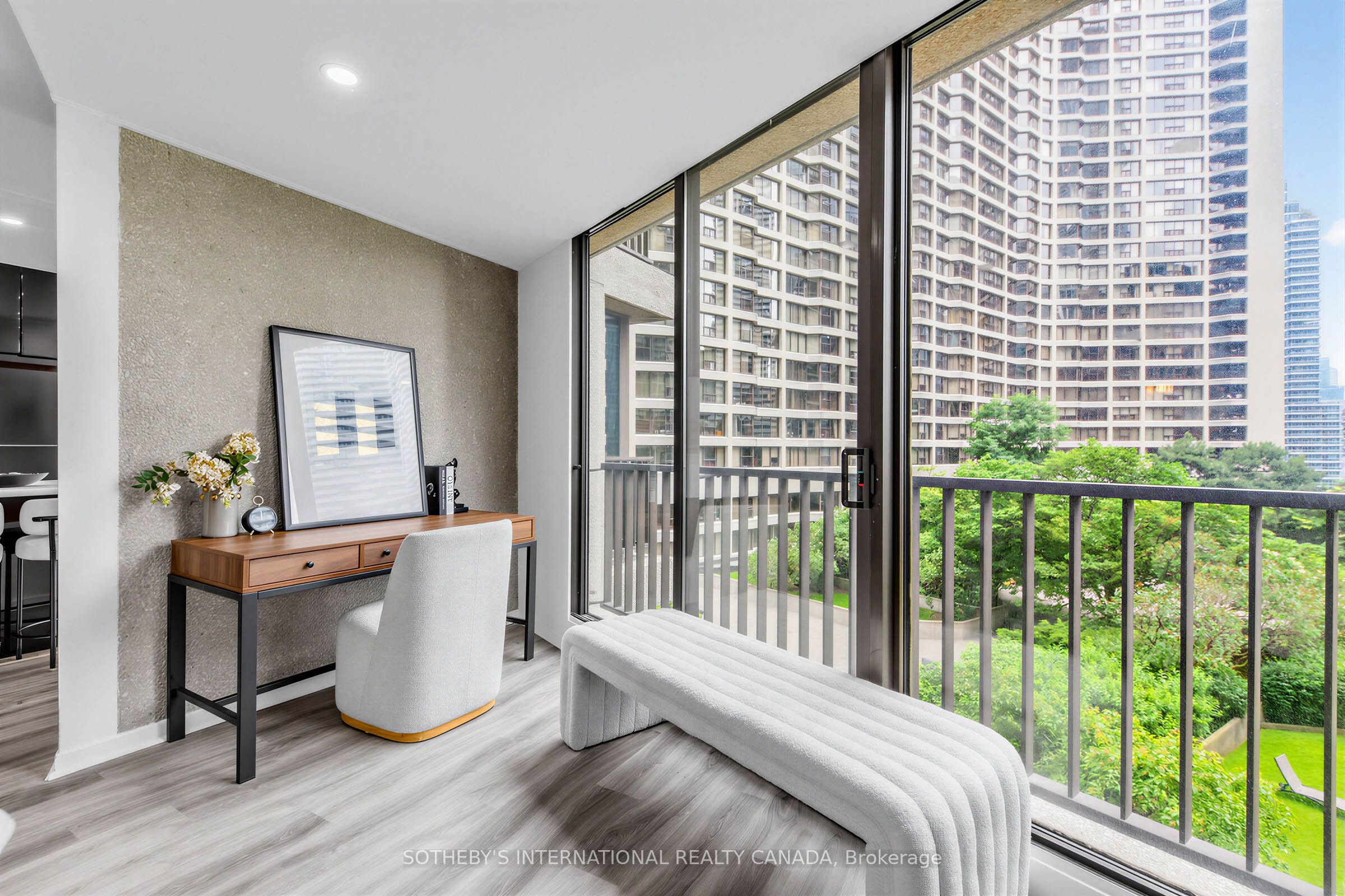 33 Harbour Square 1008 Property Photo 11