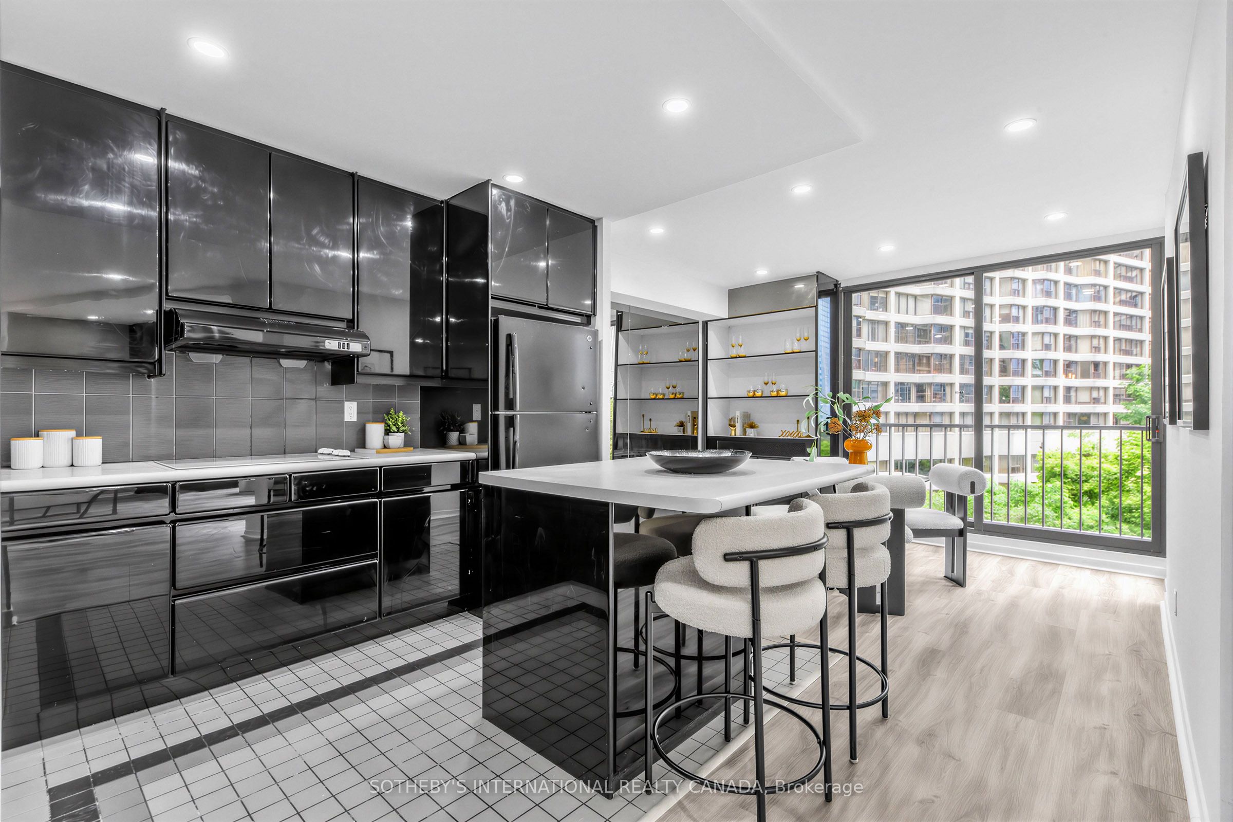 33 Harbour Square 1008 Property Photo 12