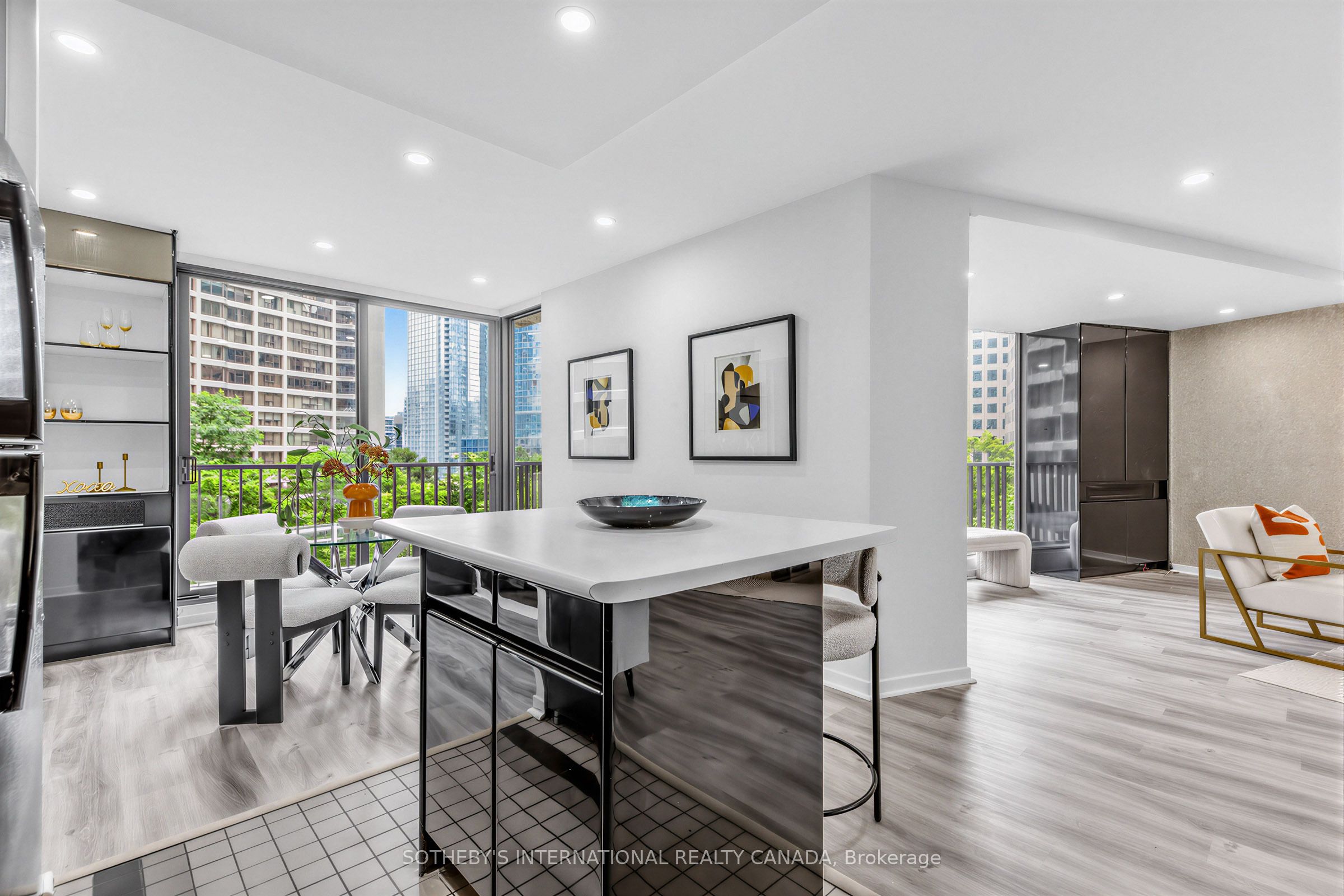 33 Harbour Square 1008 Property Photo 13