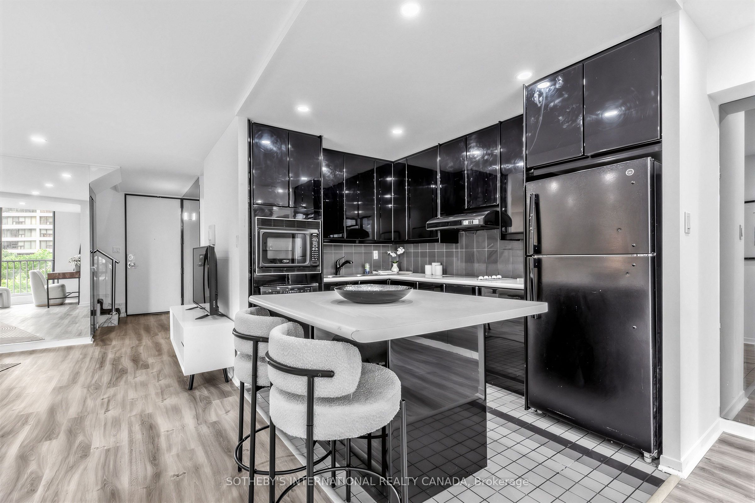 33 Harbour Square 1008 Property Photo 15