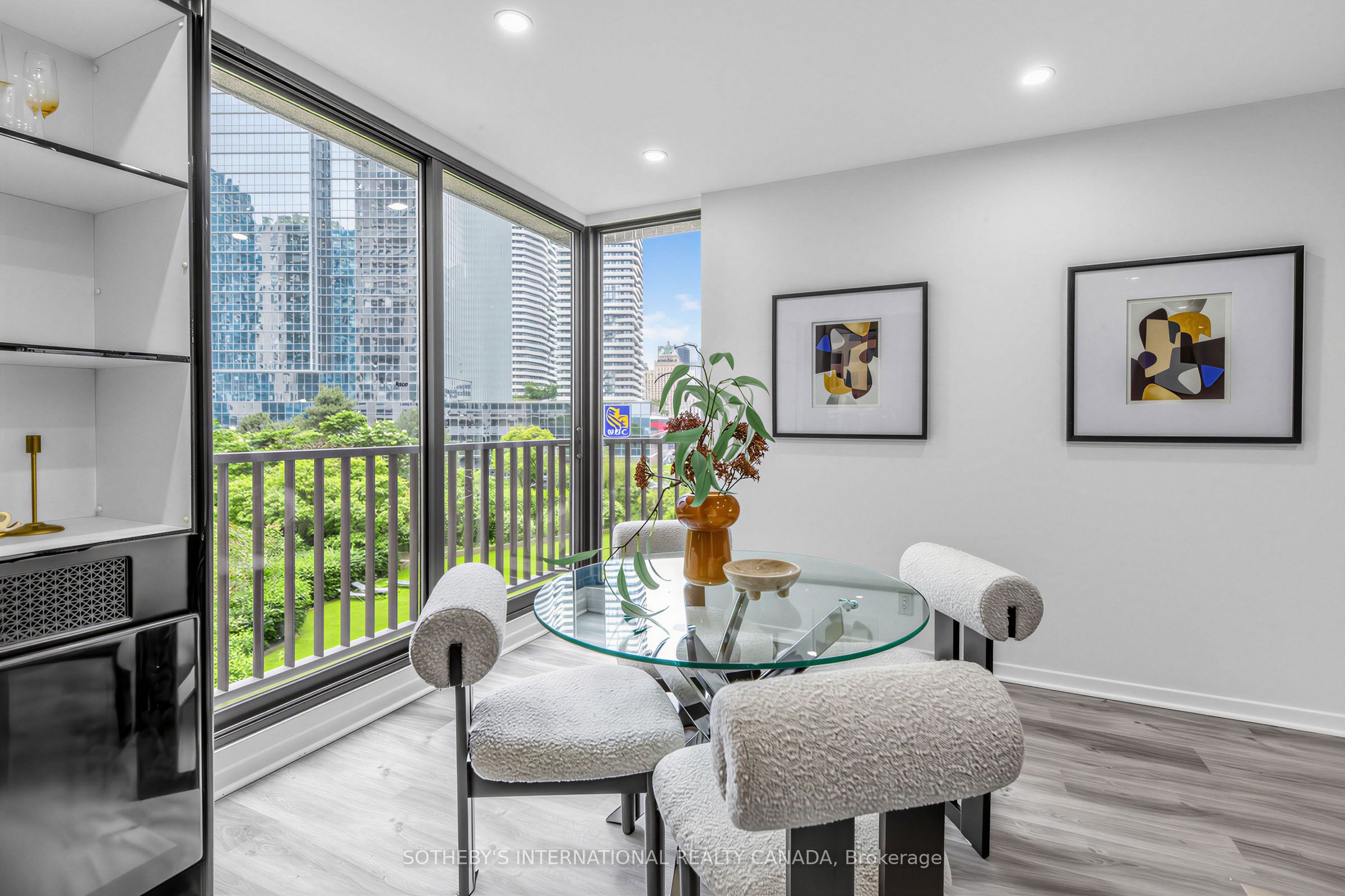 33 Harbour Square 1008 Property Photo 17