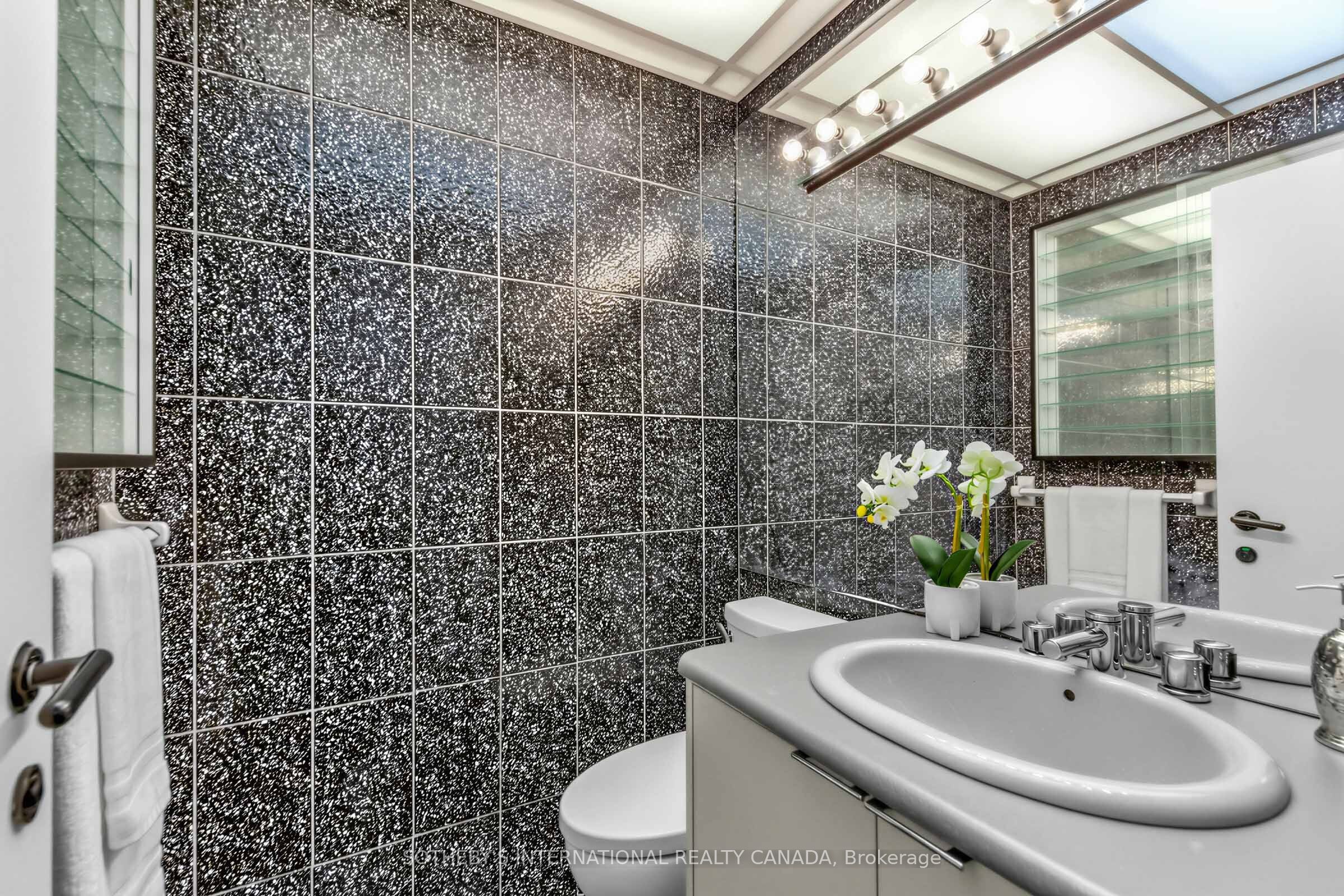 33 Harbour Square 1008 Property Photo 21