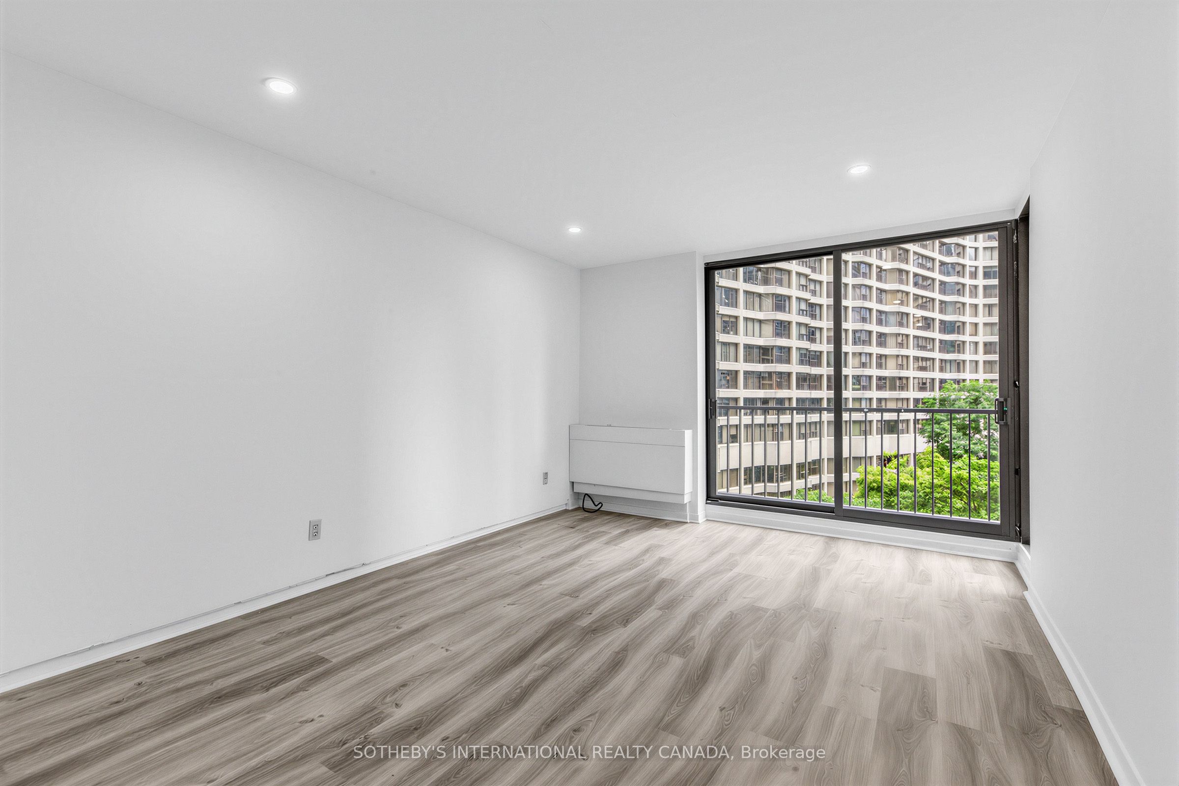 33 Harbour Square 1008 Property Photo 27
