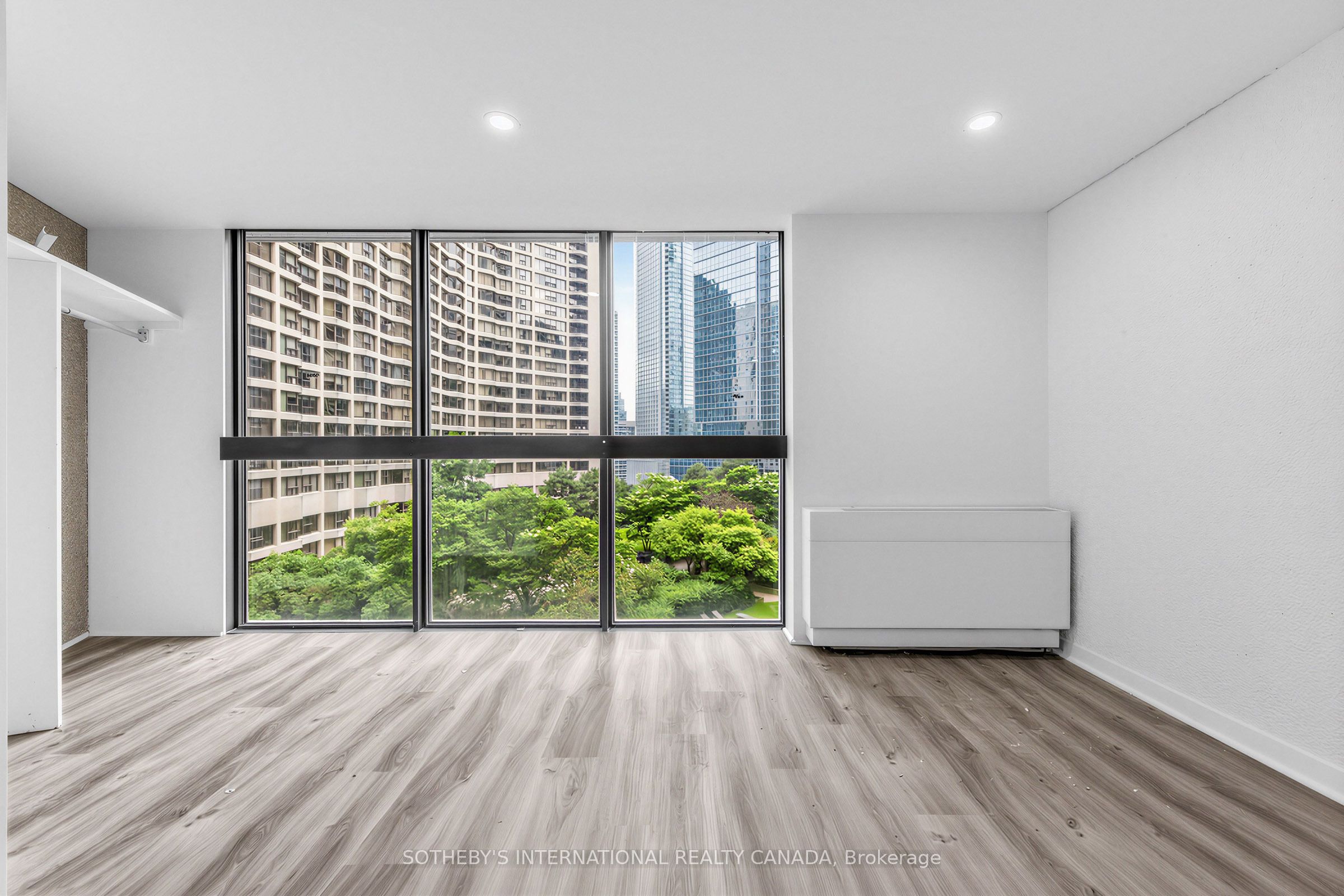 33 Harbour Square 1008 Property Photo 28
