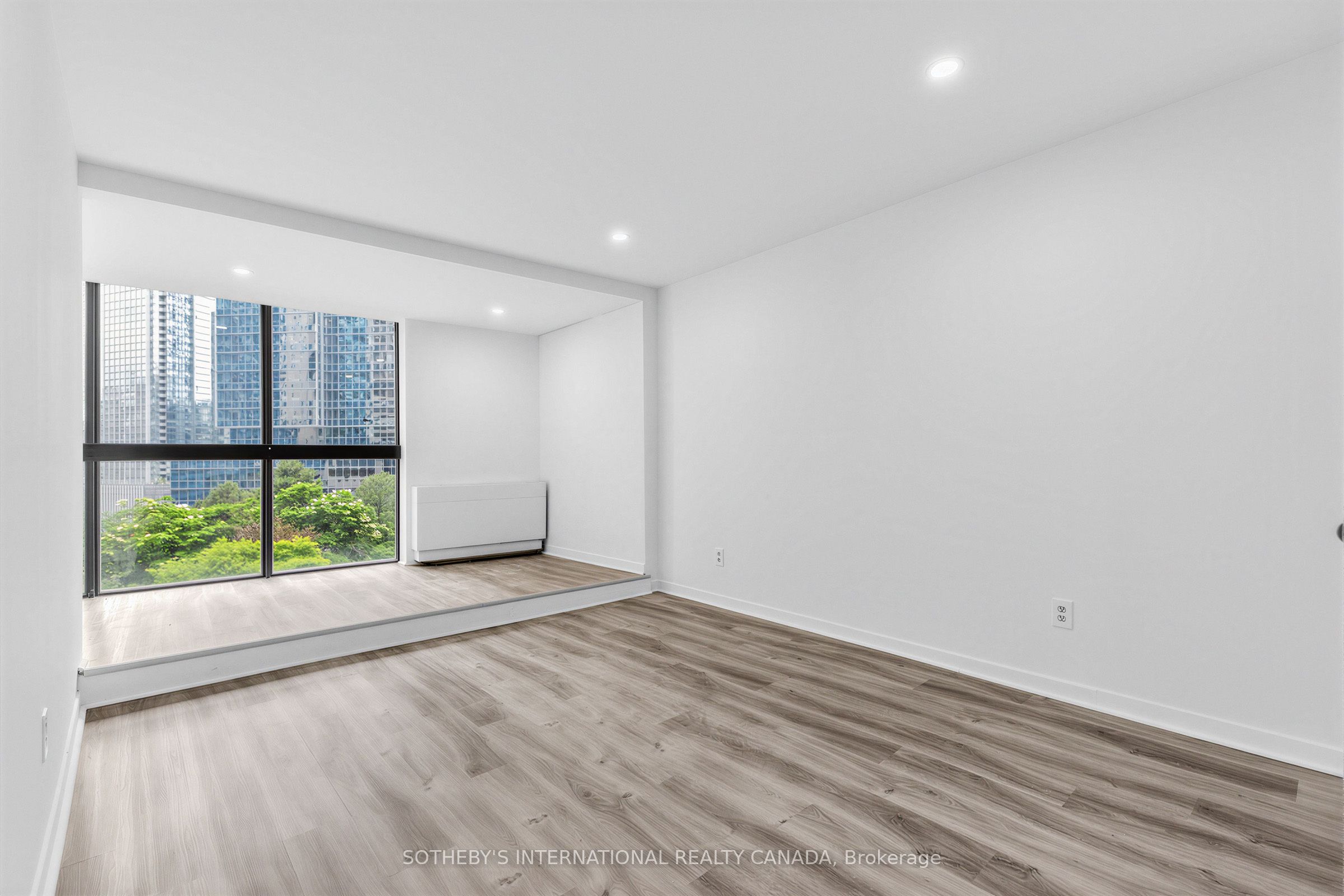 33 Harbour Square 1008 Property Photo 30