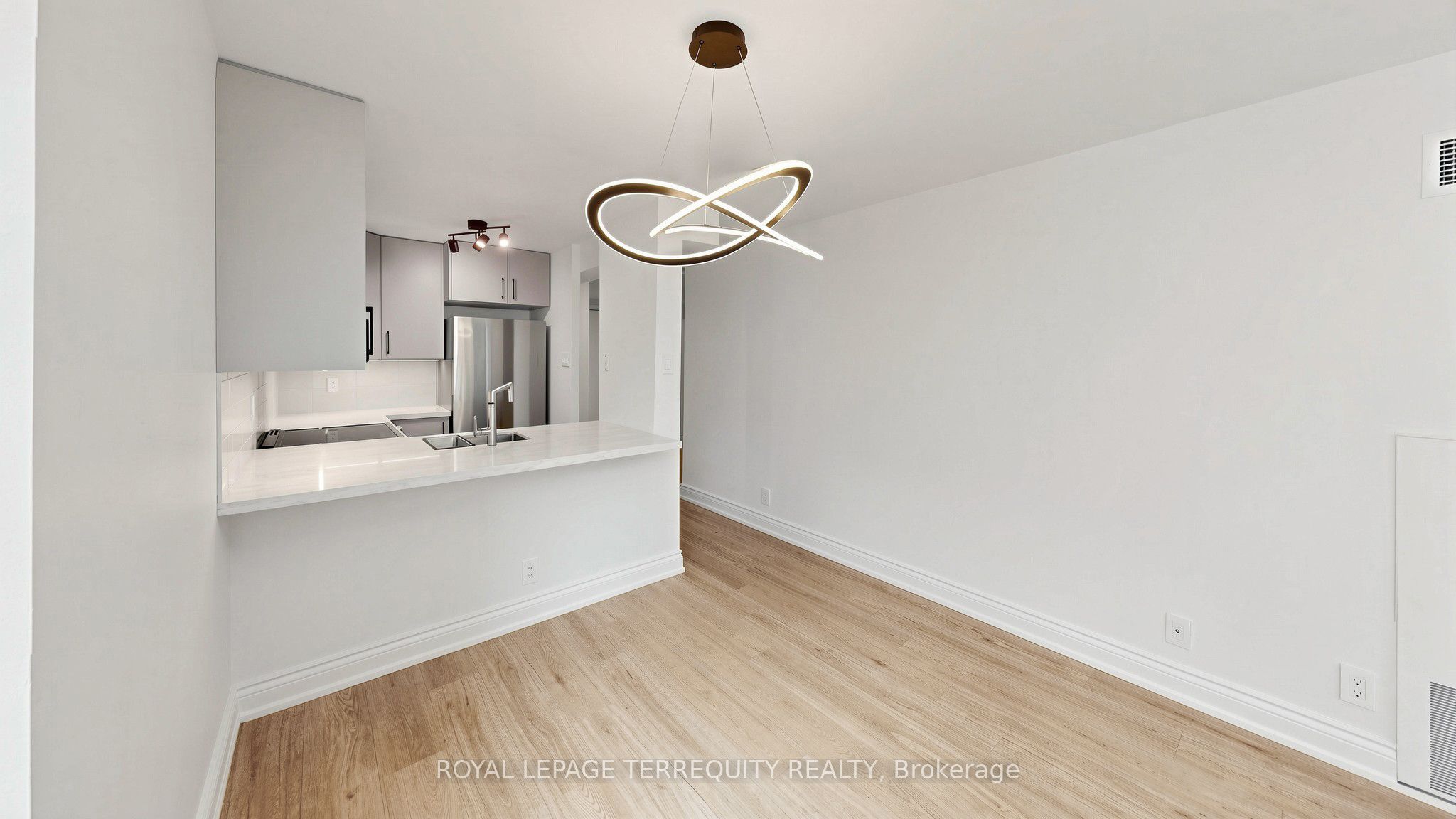 92 King Street E 220 Property Photo 2
