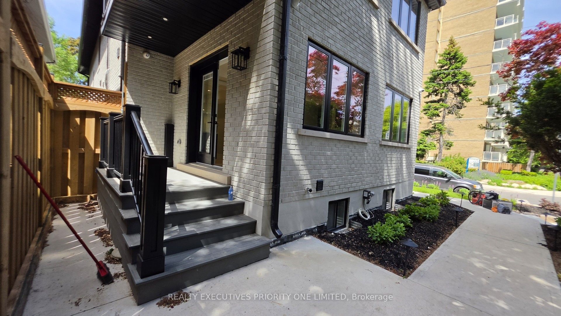 10 Lascelles Boulevard Main Property Photo 1