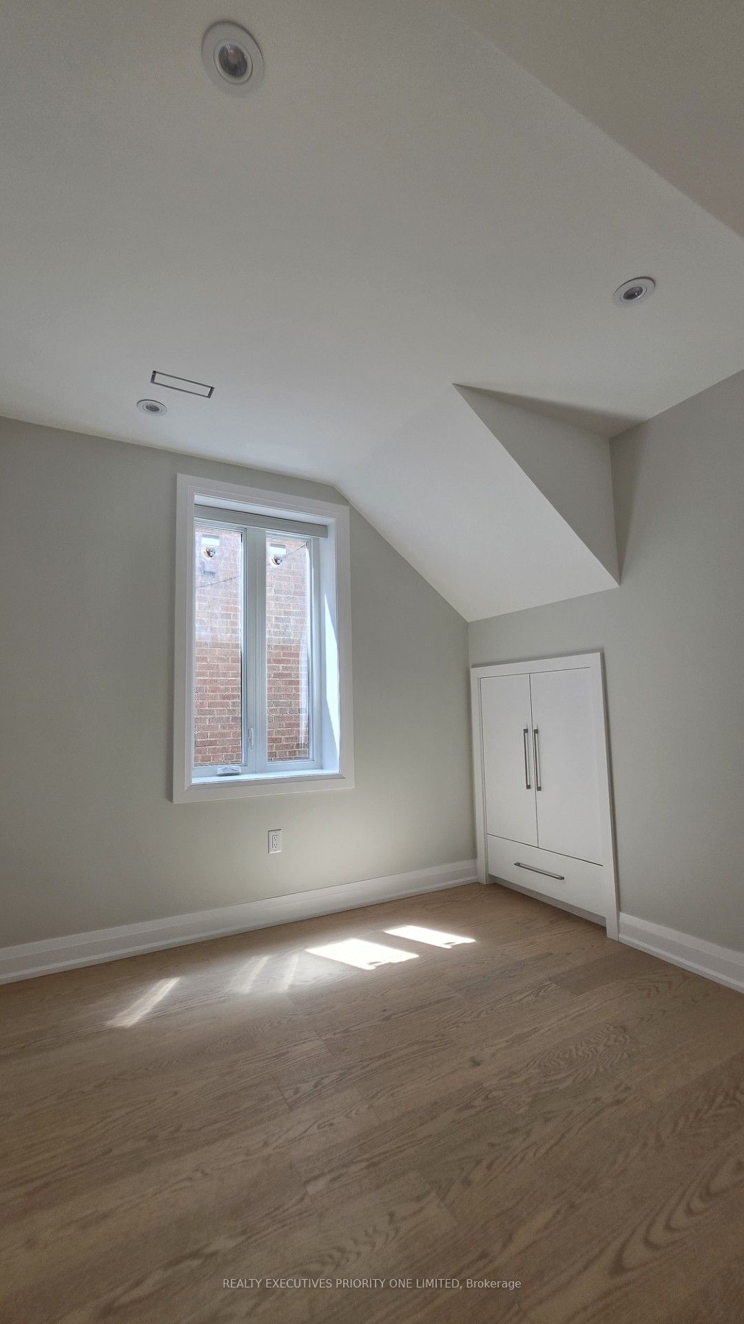 10 Lascelles Boulevard Main Property Photo 6