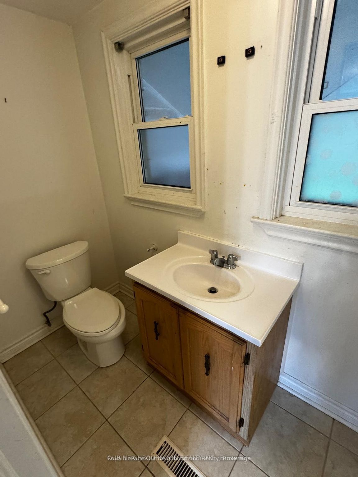 105 Poyntz Avenue Upper Property Photo 1