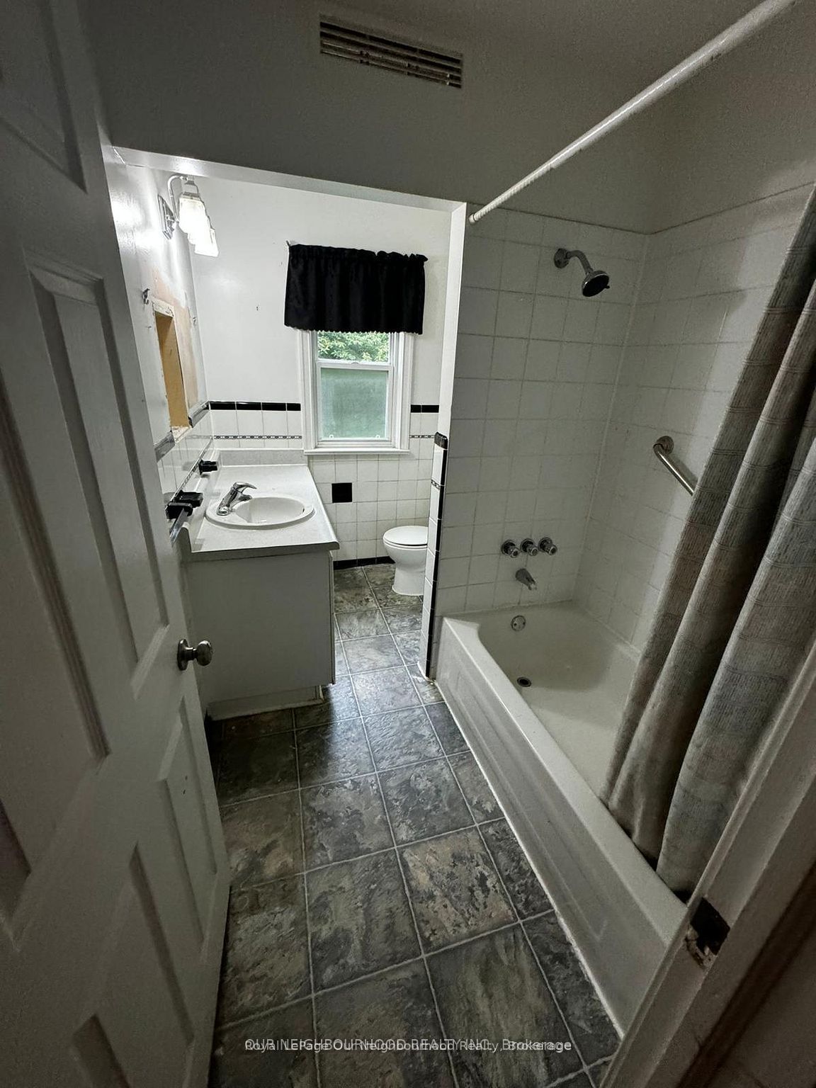 105 Poyntz Avenue Upper Property Photo 5