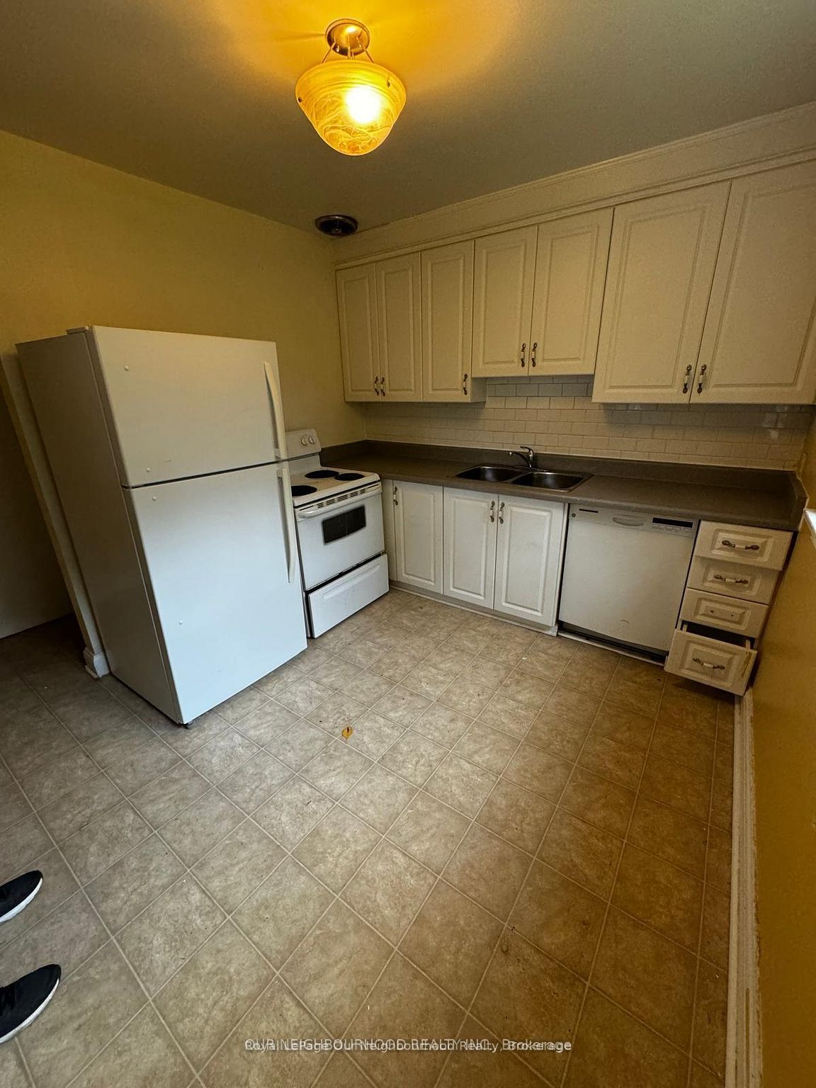 105 Poyntz Avenue Upper Property Photo 6