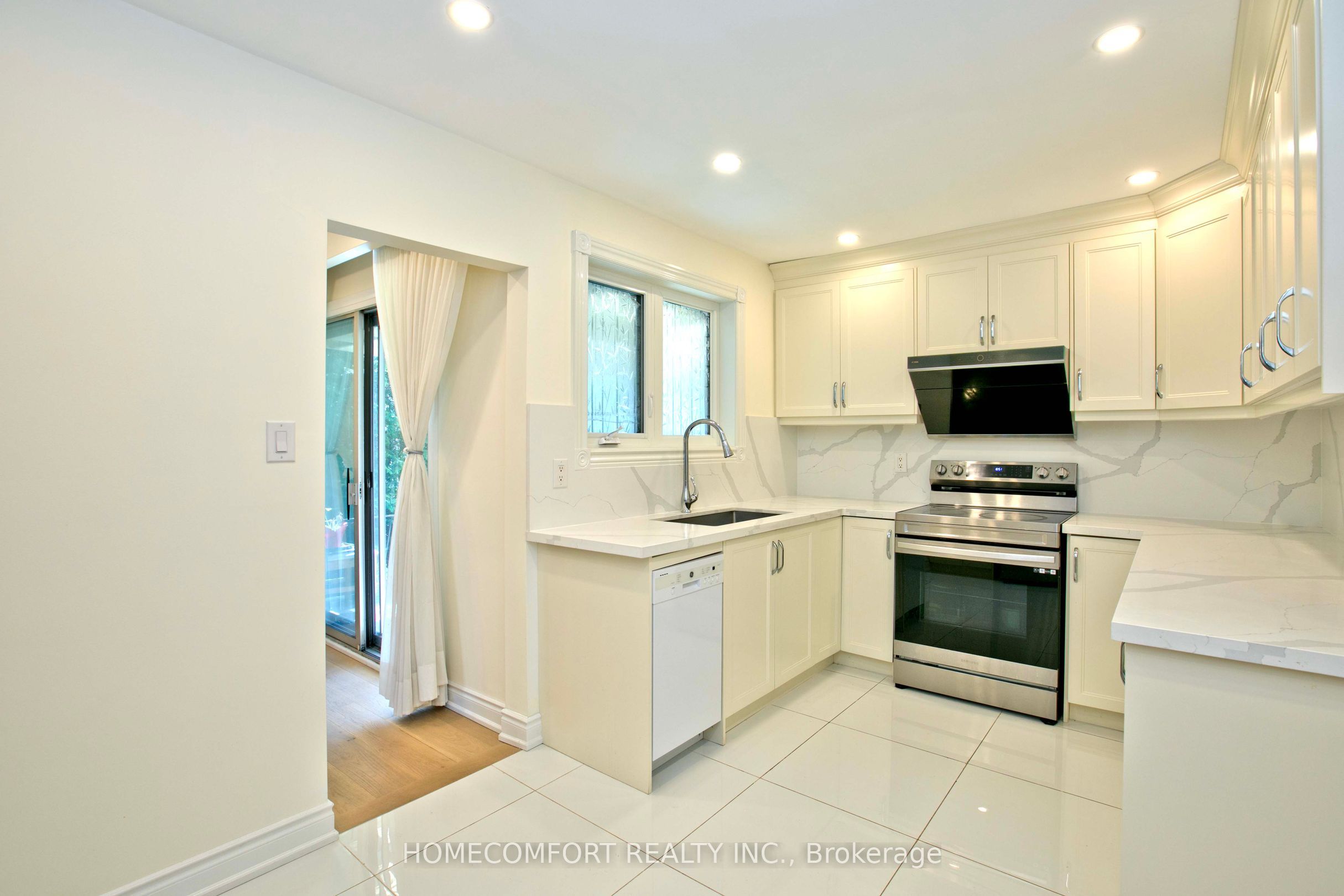 19 Oldborough Circle Upper Property Photo 10