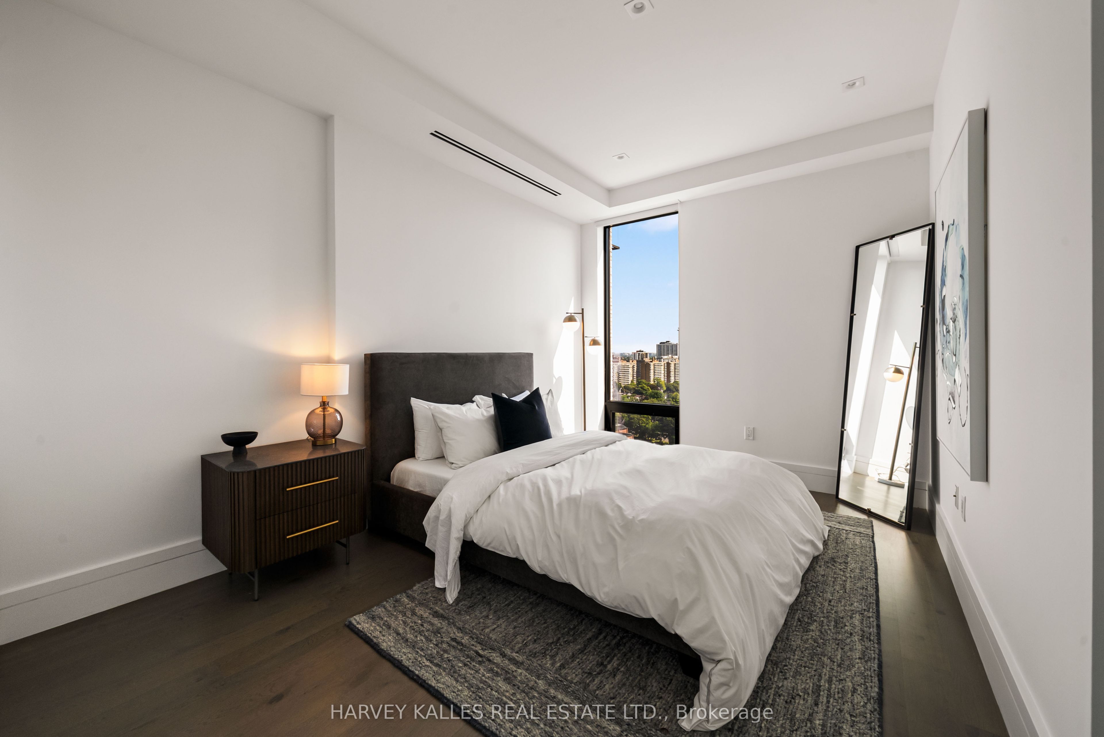 215 Lonsdale Road 1707 Property Photo 26