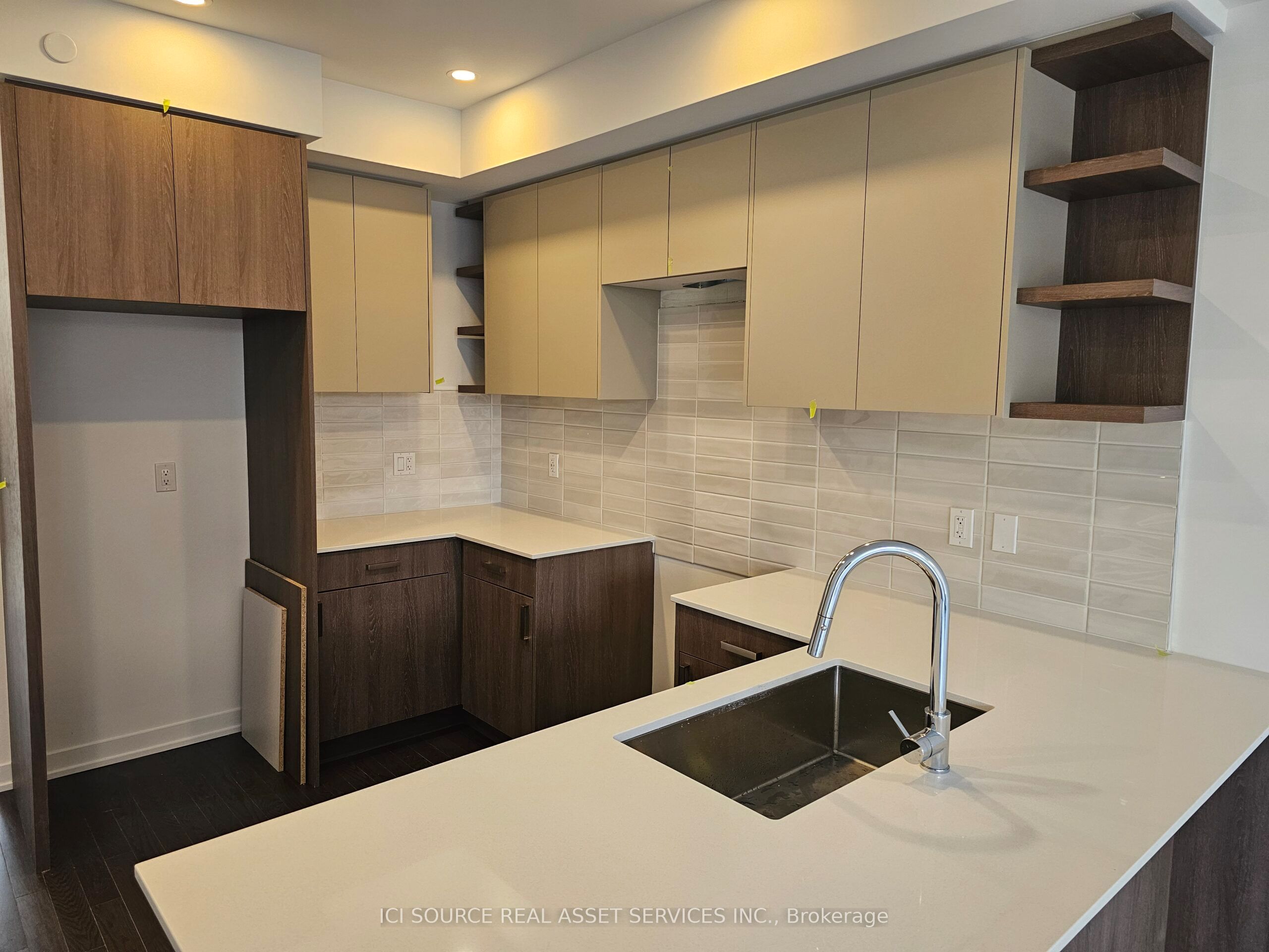 70 Green Gardens Boulevard Unit 2 (upper) Property Photo 2