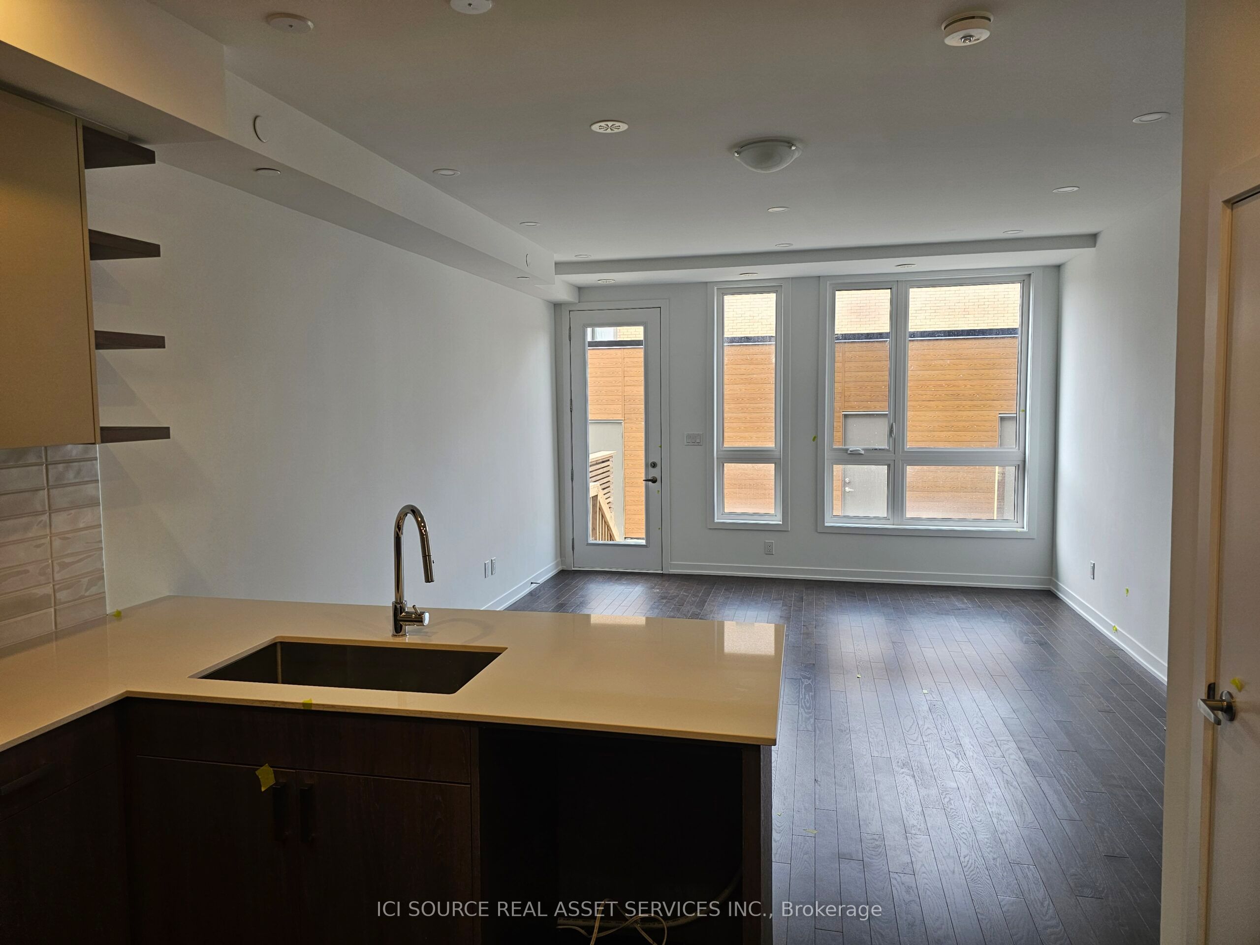 70 Green Gardens Boulevard Unit 2 (upper) Property Photo 3