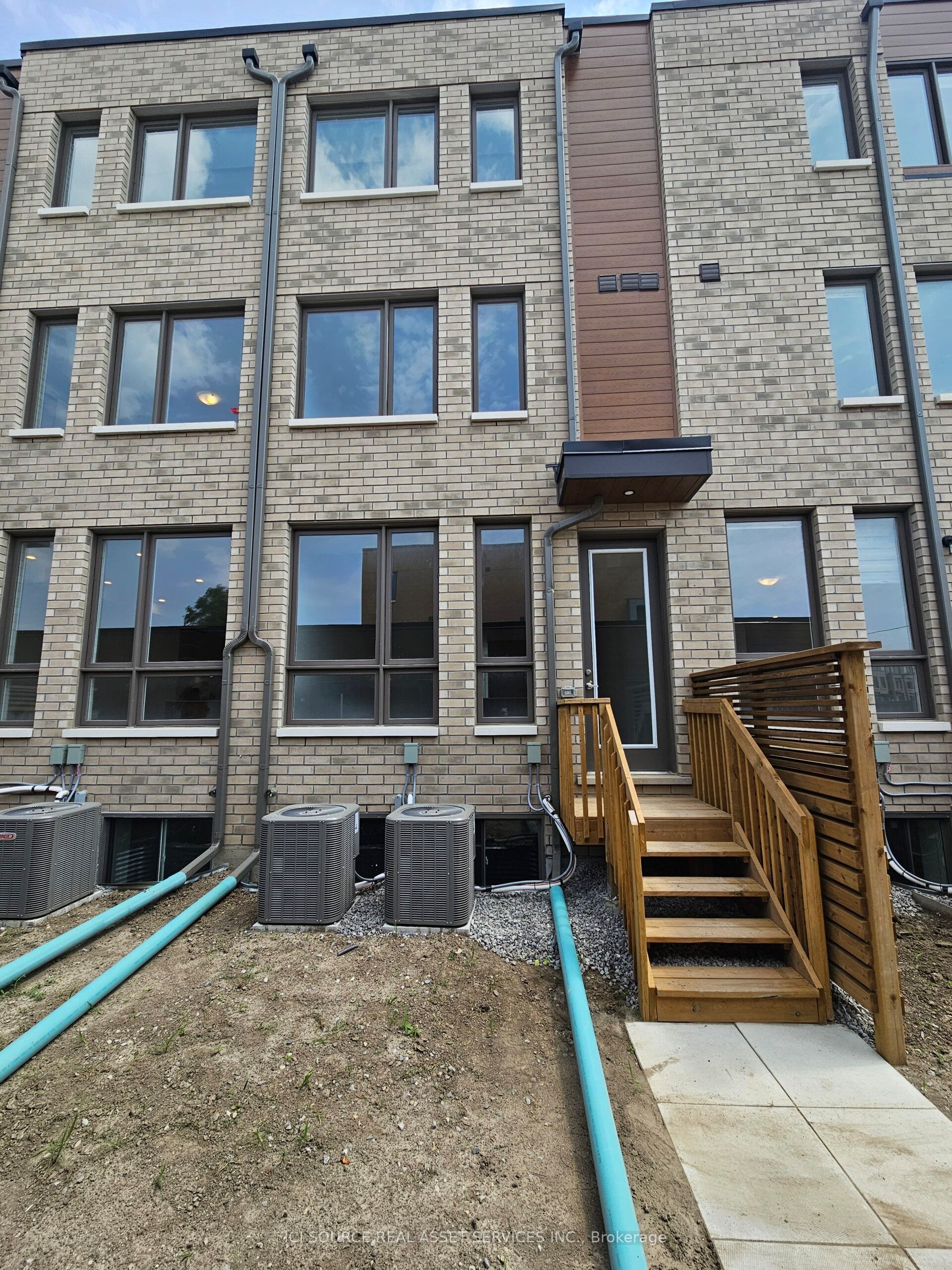 70 Green Gardens Boulevard Unit 2 (upper) Property Photo 9
