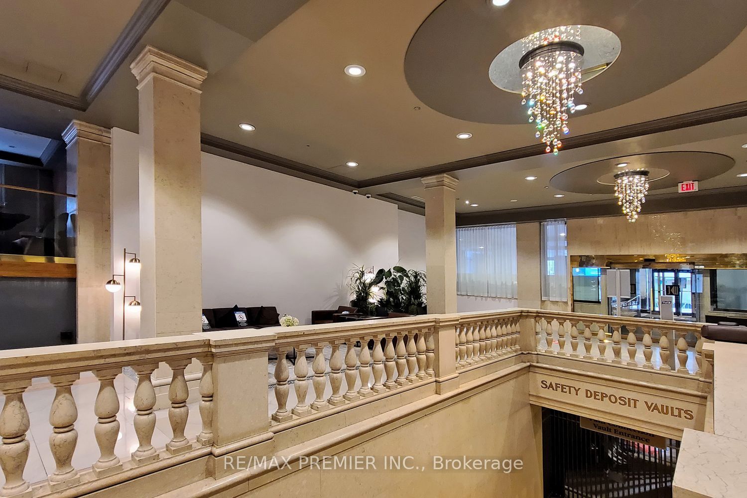 1 King Street W 711