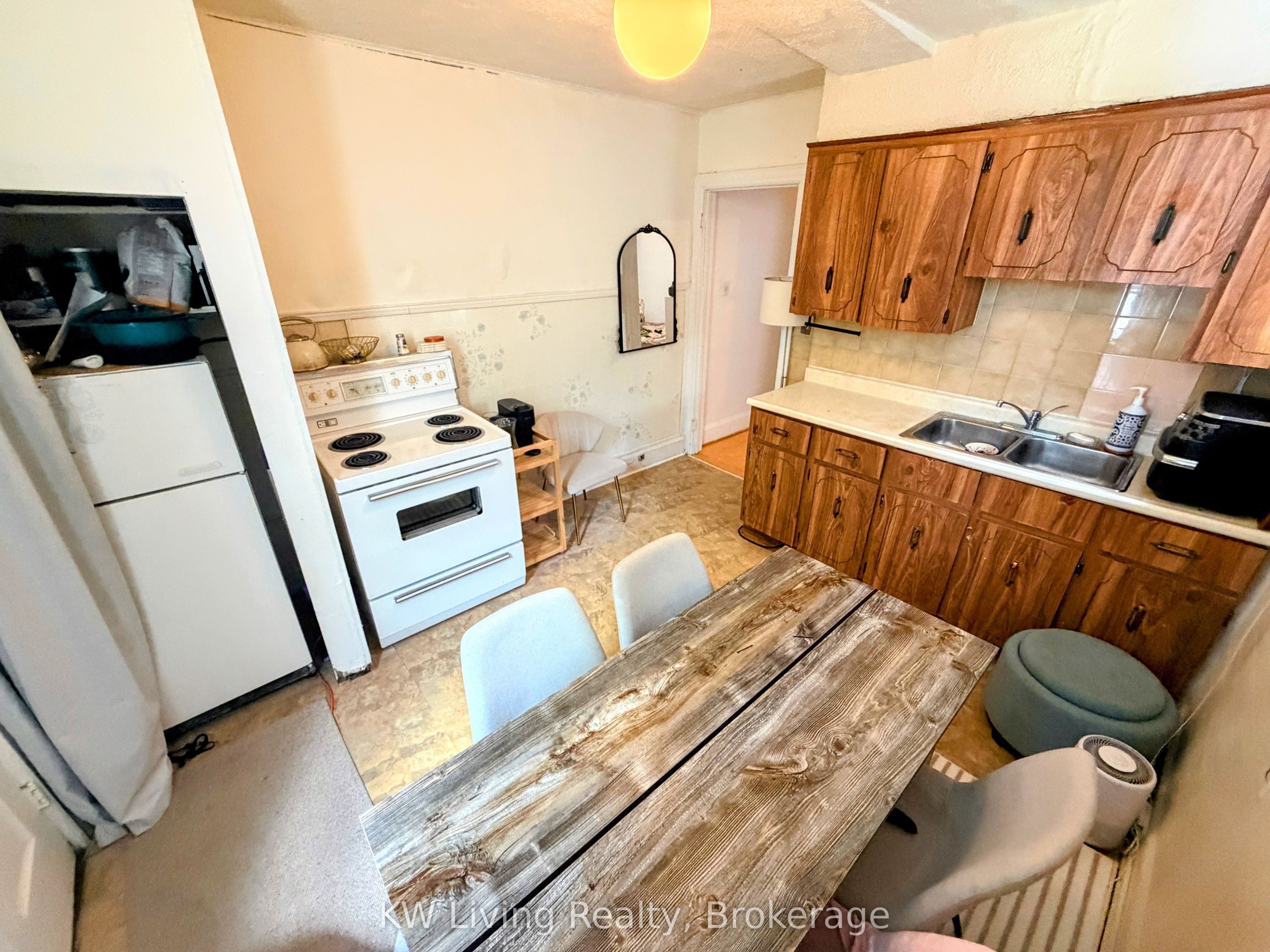 636 Clinton Street Property Photo 4