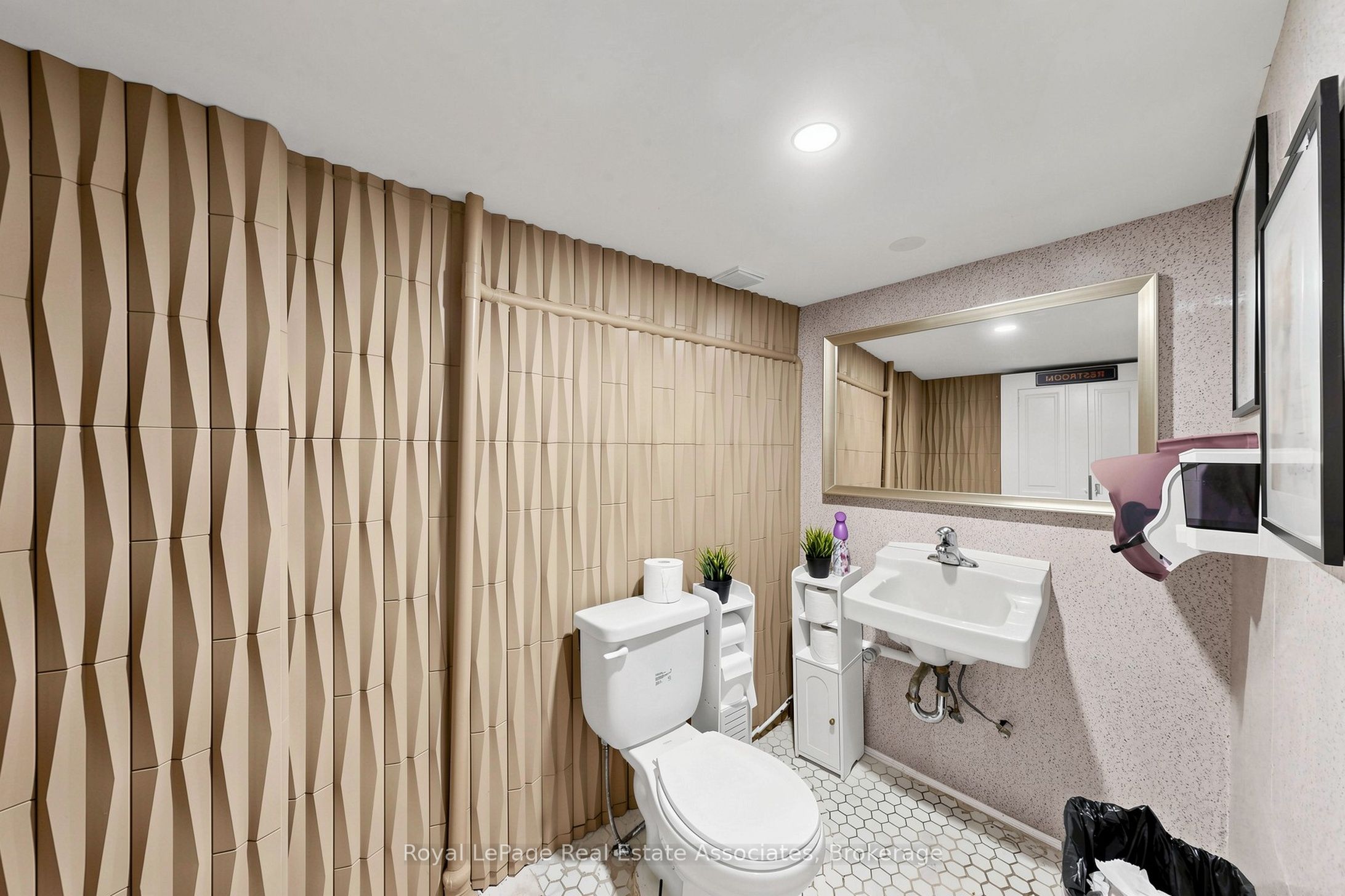 2107 Yonge Street Property Photo 6