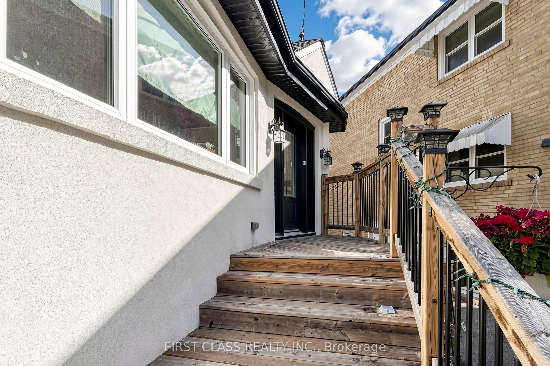 18 Yonge Boulevard Property Photo 2
