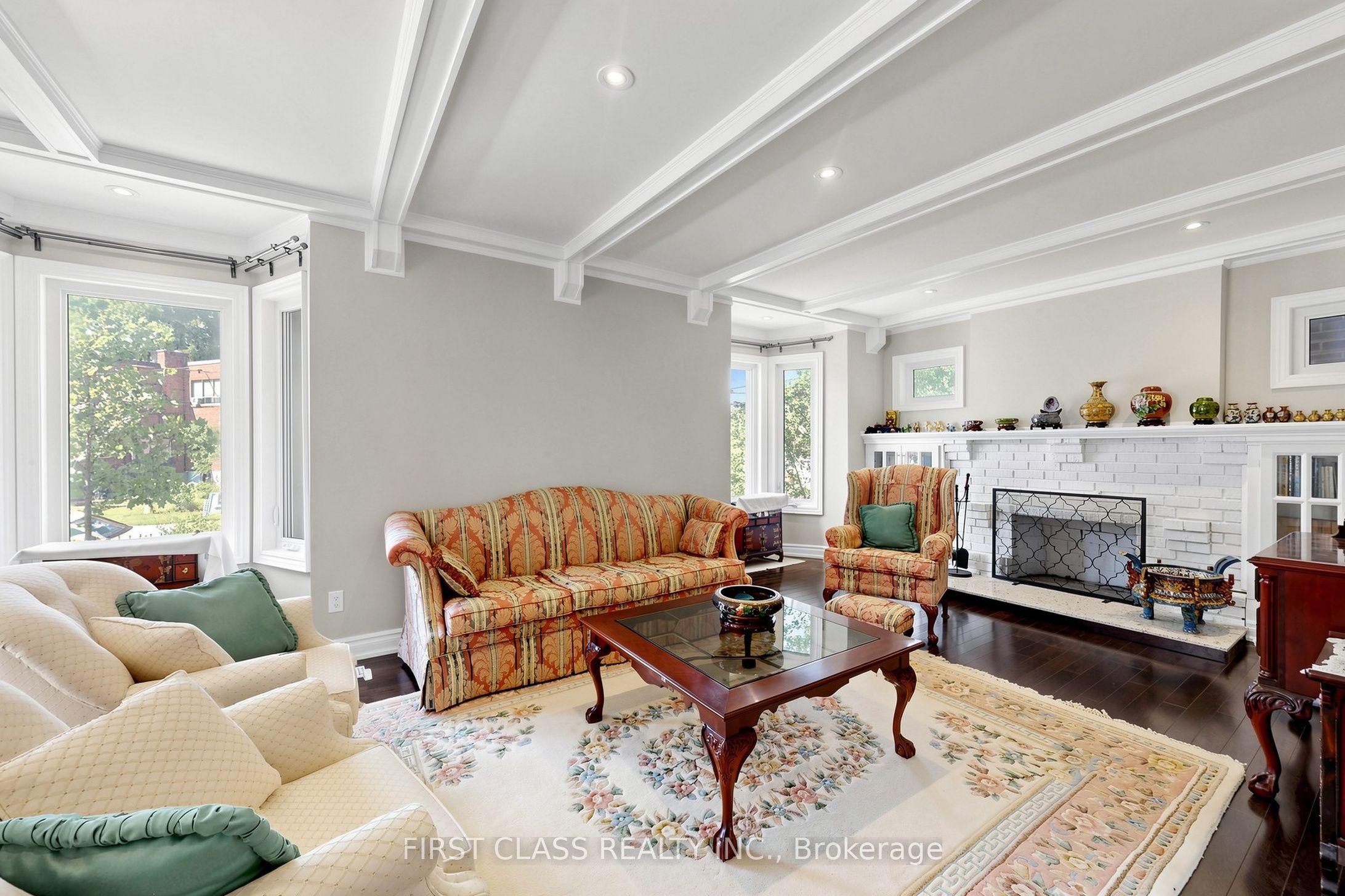 18 Yonge Boulevard Property Photo 3