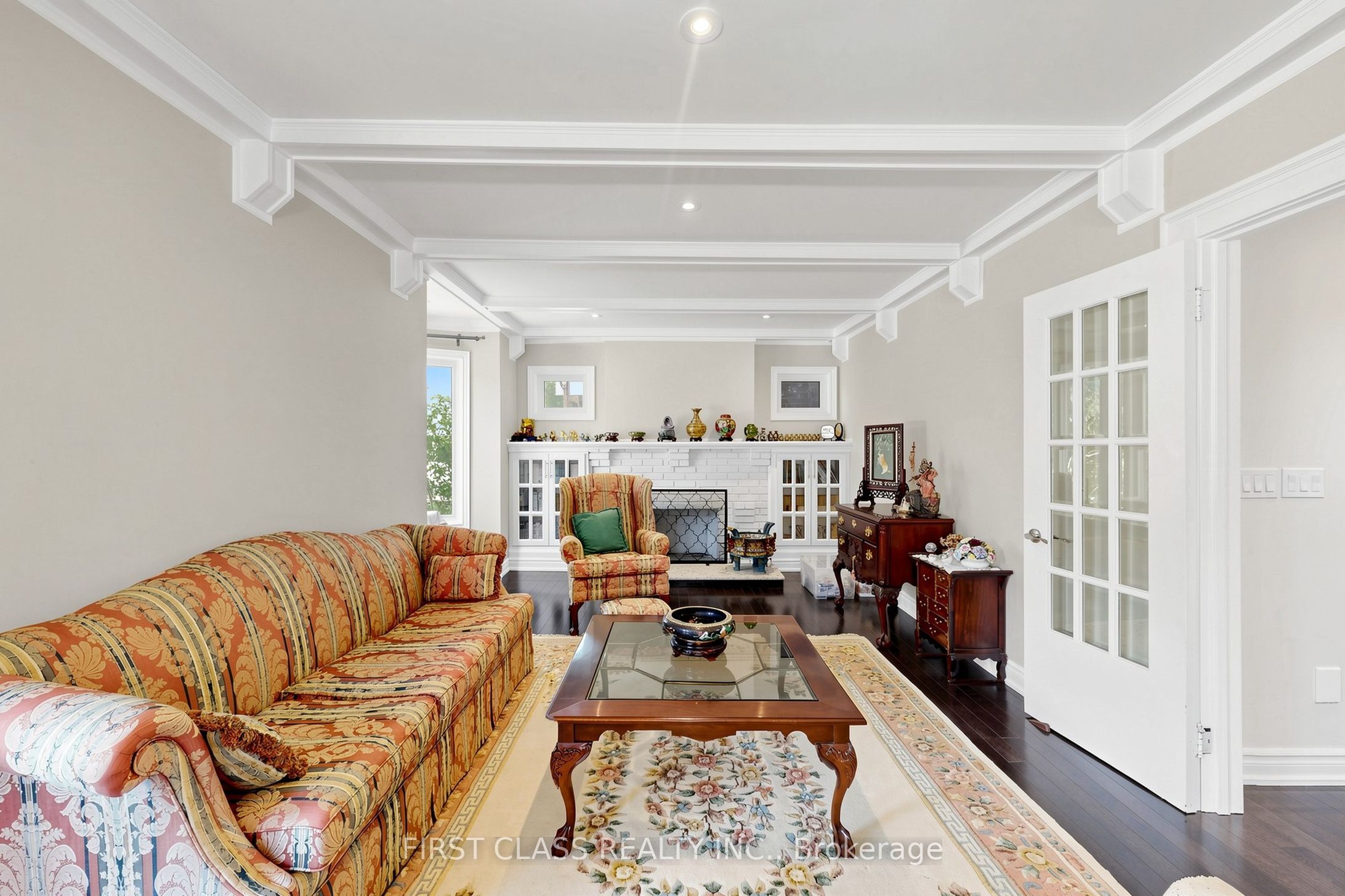 18 Yonge Boulevard Property Photo 4