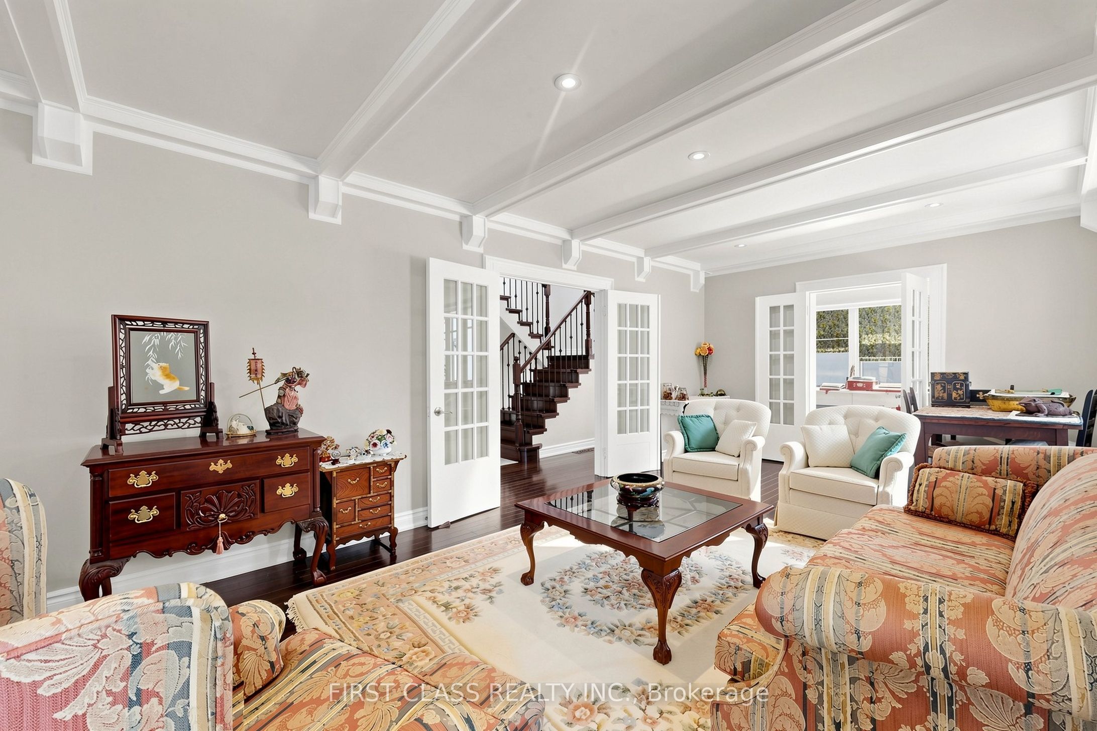 18 Yonge Boulevard Property Photo 7
