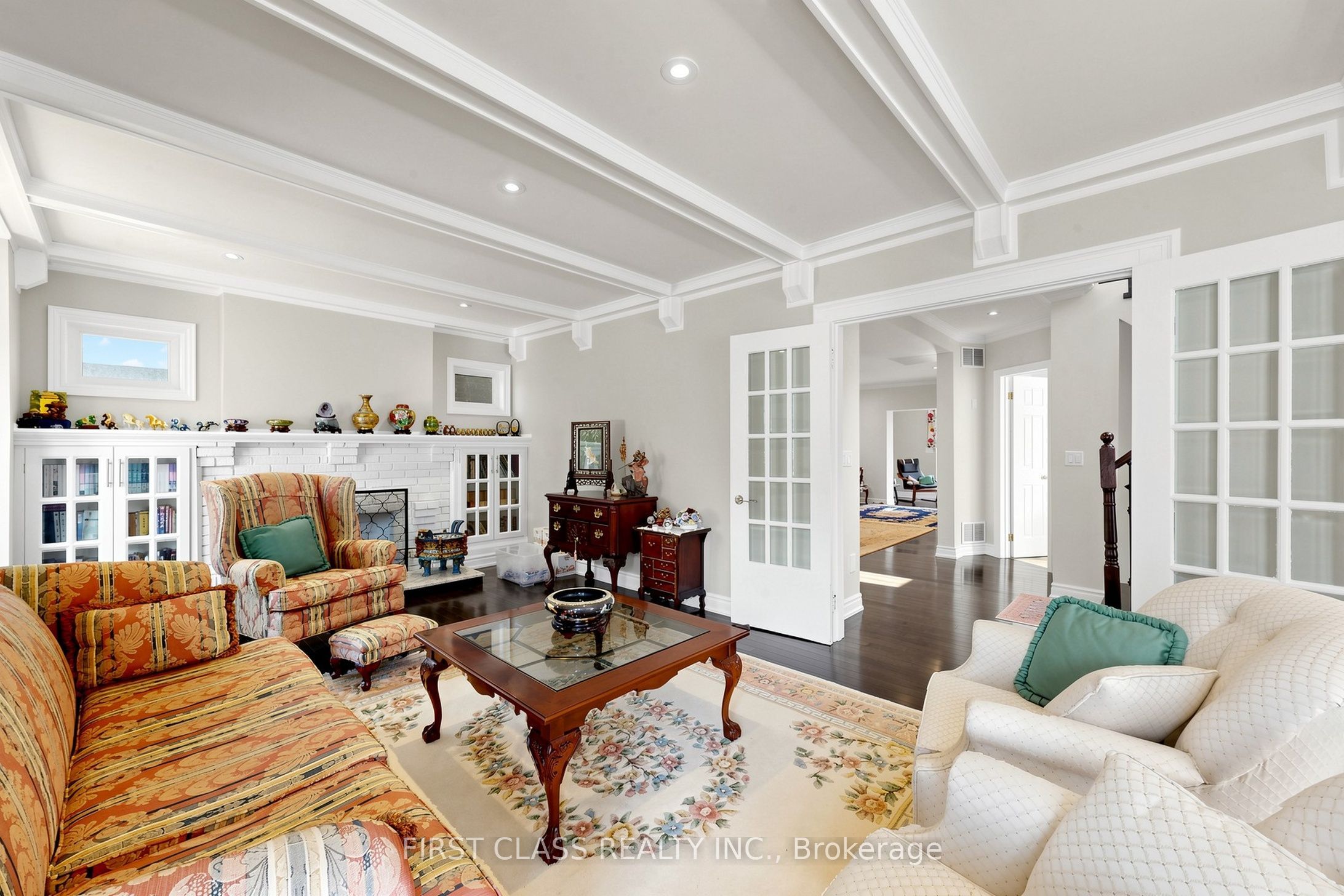 18 Yonge Boulevard Property Photo 8