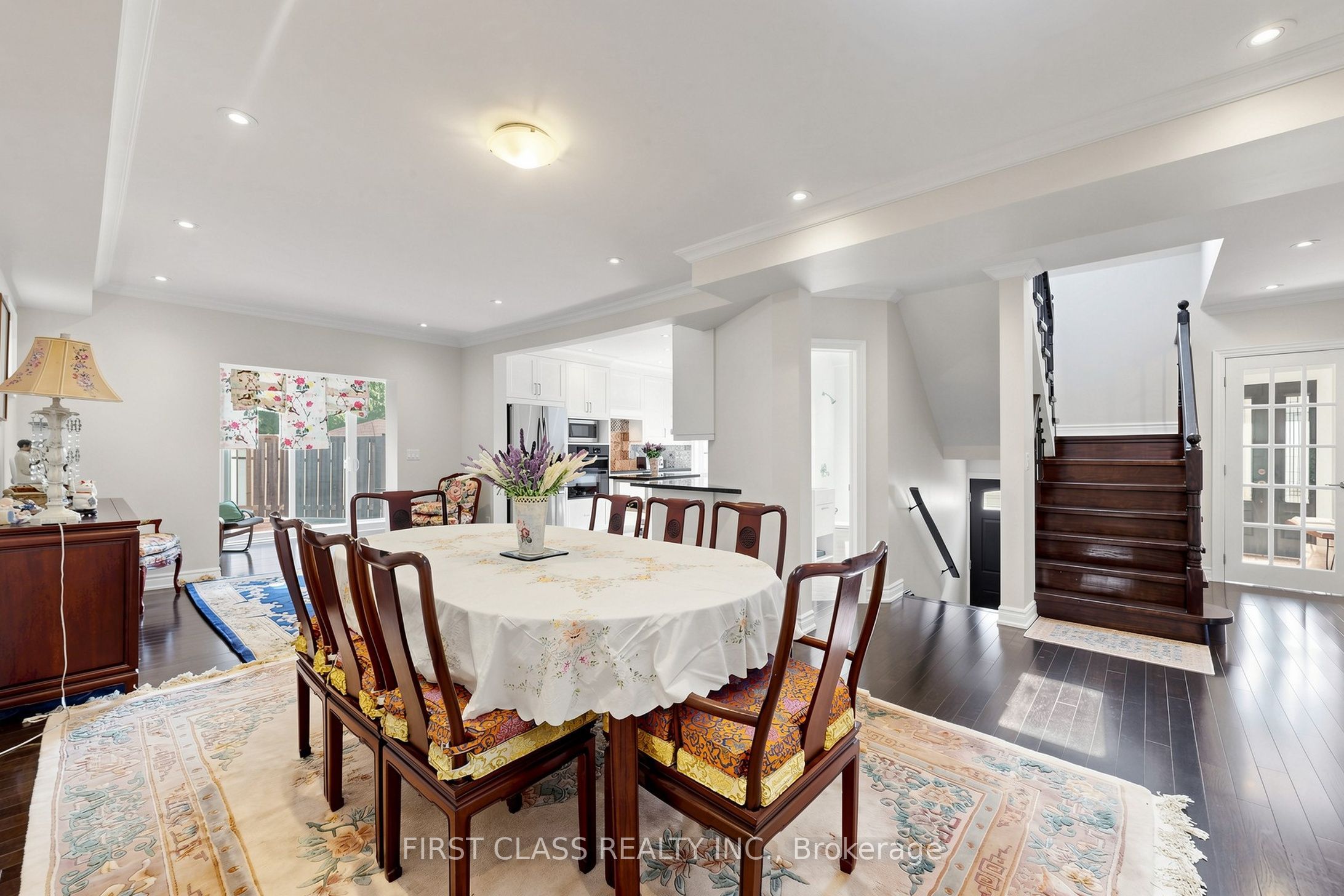 18 Yonge Boulevard Property Photo 10