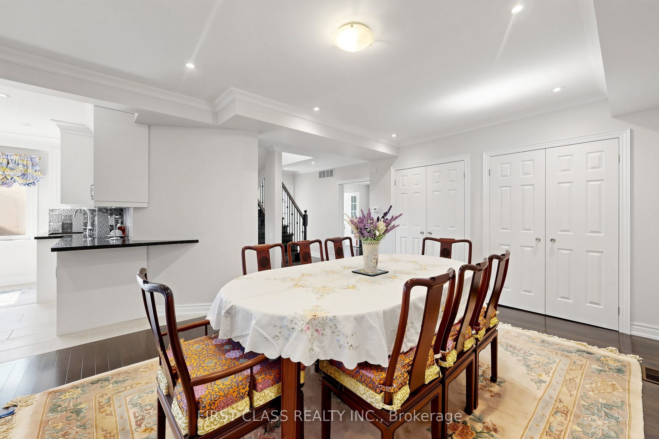 18 Yonge Boulevard Property Photo 11