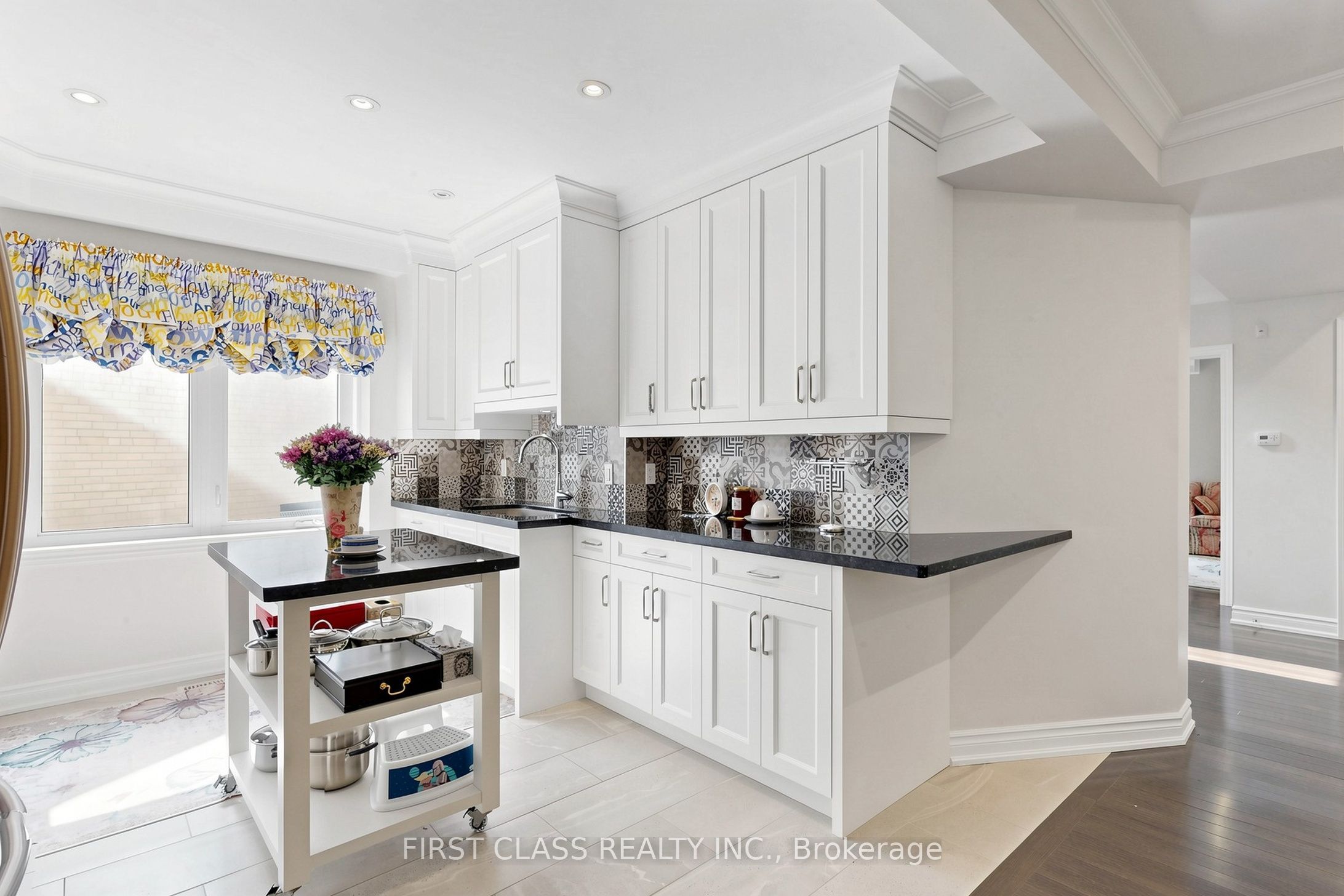 18 Yonge Boulevard Property Photo 14