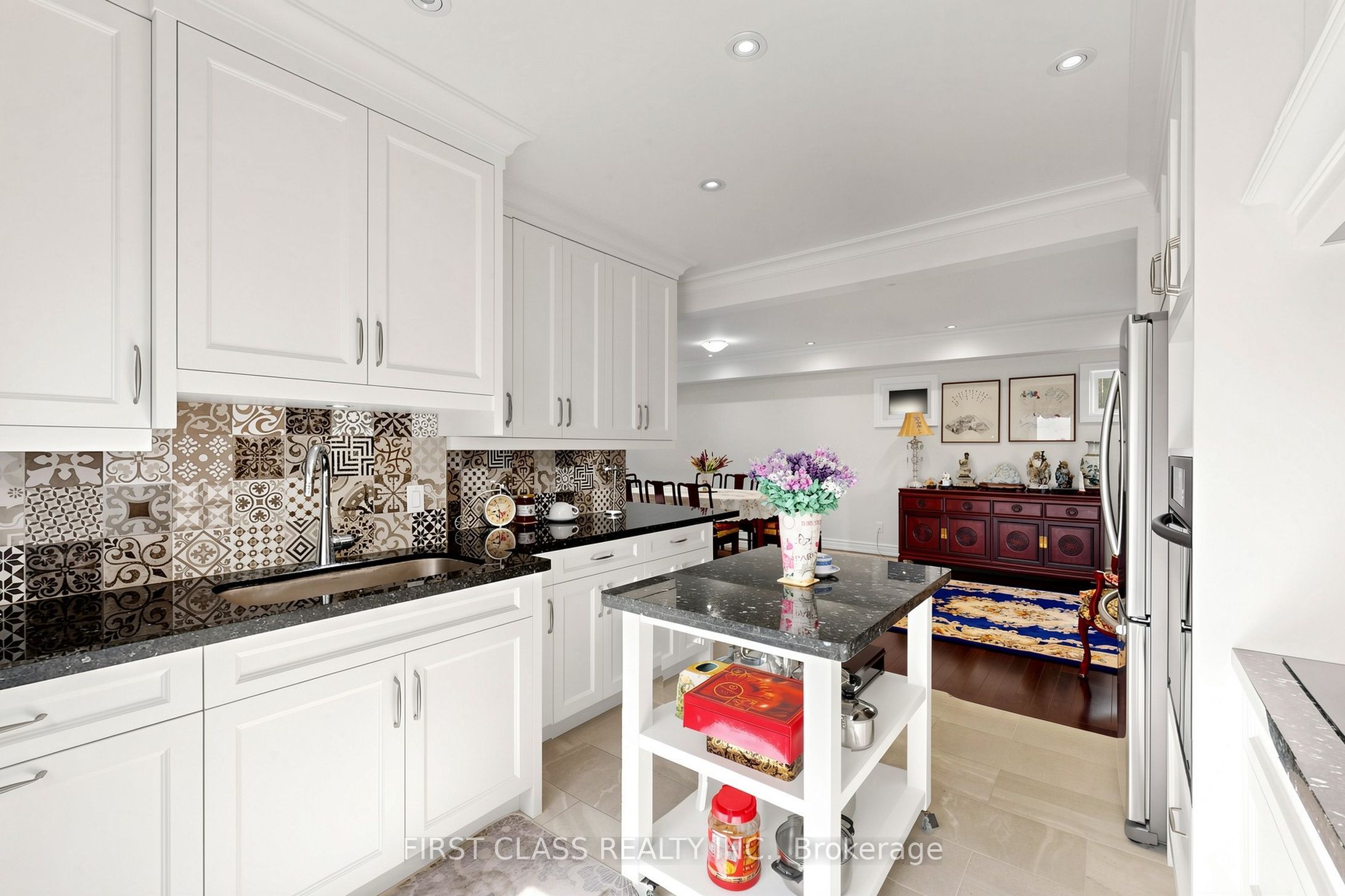 18 Yonge Boulevard Property Photo 17