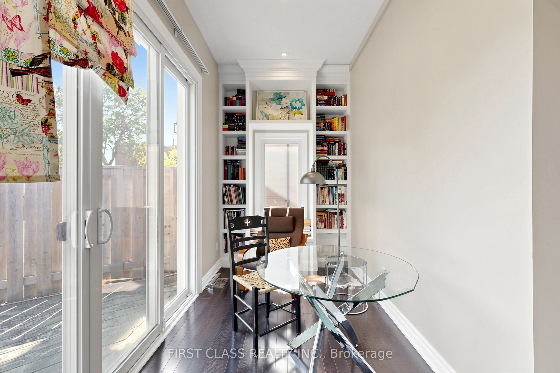 18 Yonge Boulevard Property Photo 19