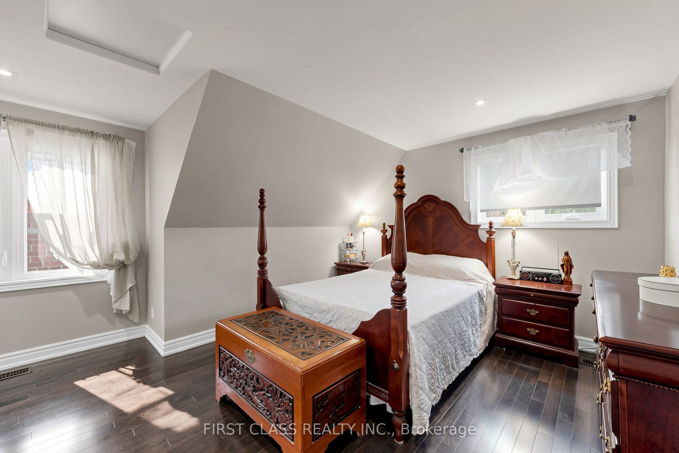 18 Yonge Boulevard Property Photo 23