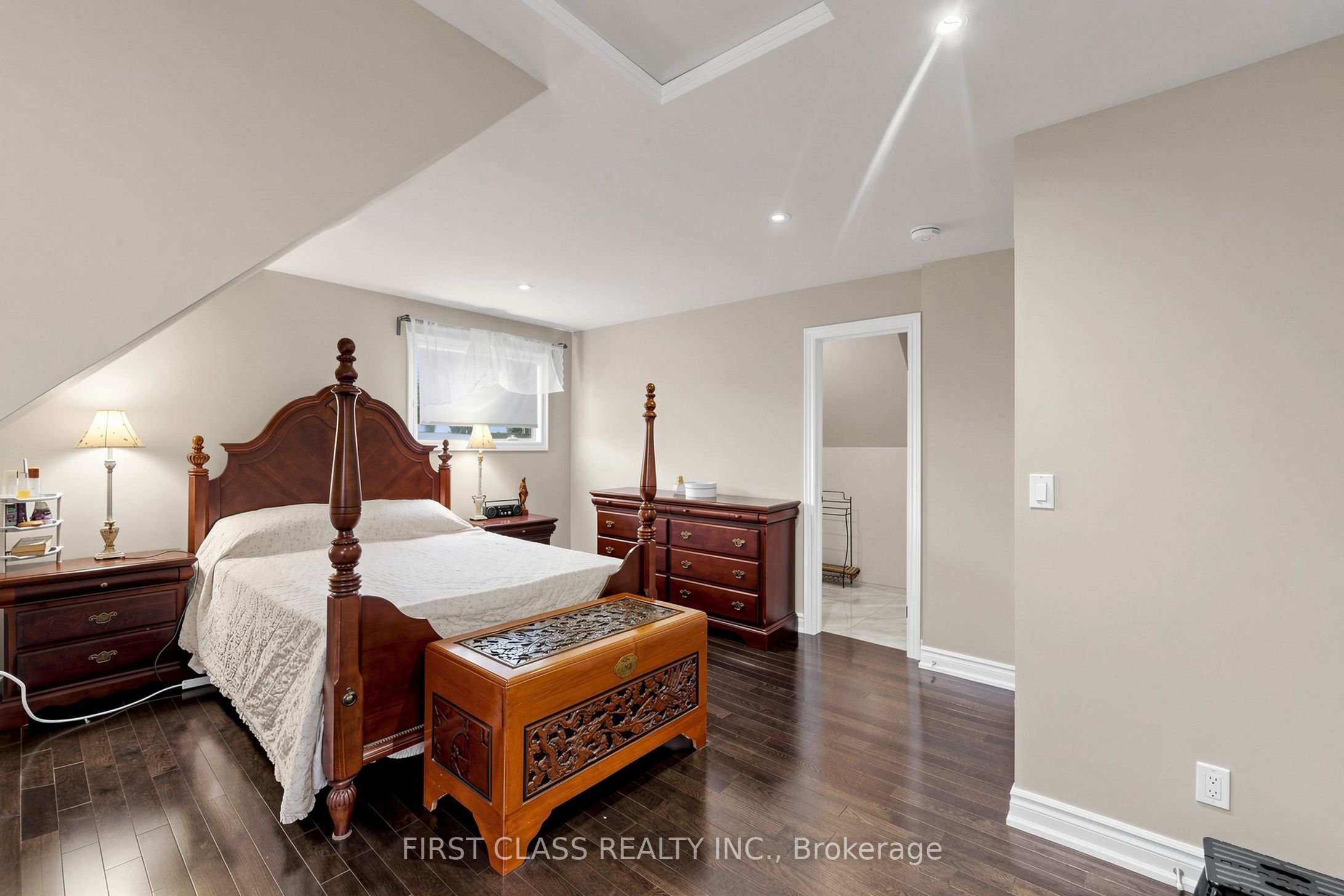 18 Yonge Boulevard Property Photo 24