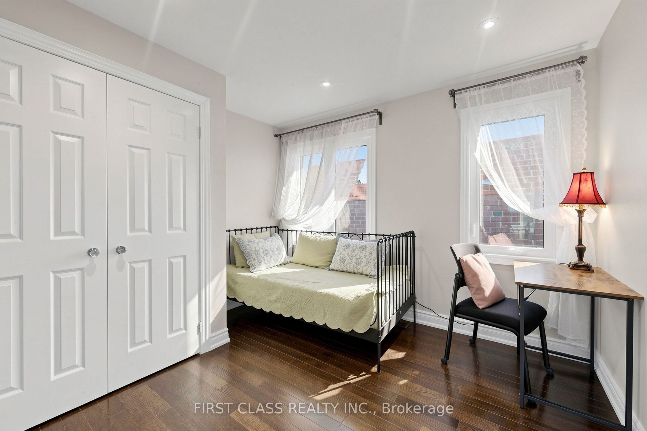18 Yonge Boulevard Property Photo 25