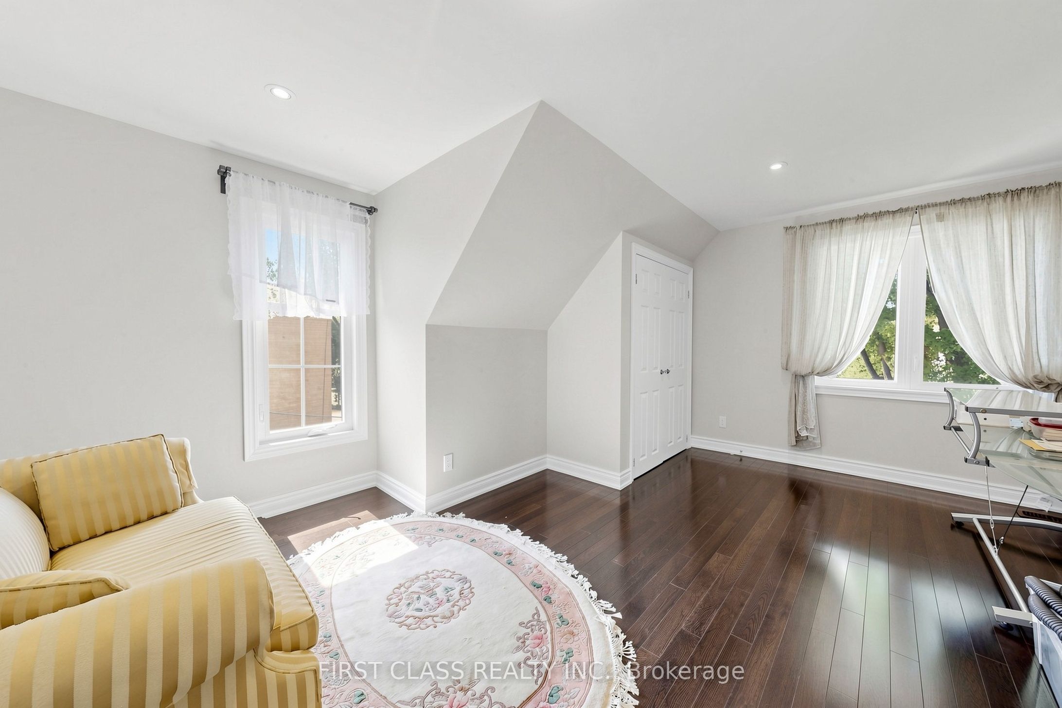 18 Yonge Boulevard Property Photo 26