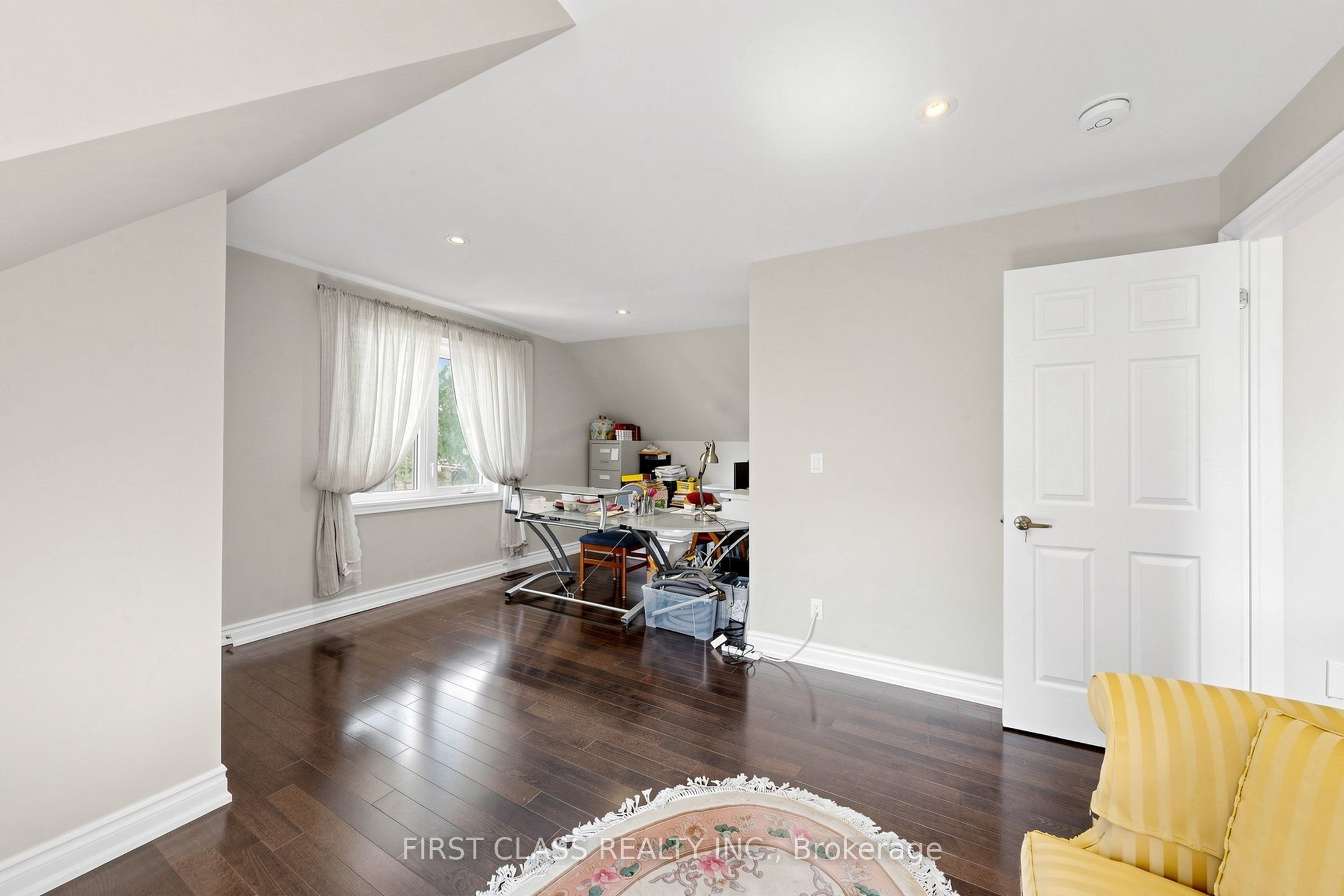 18 Yonge Boulevard Property Photo 27